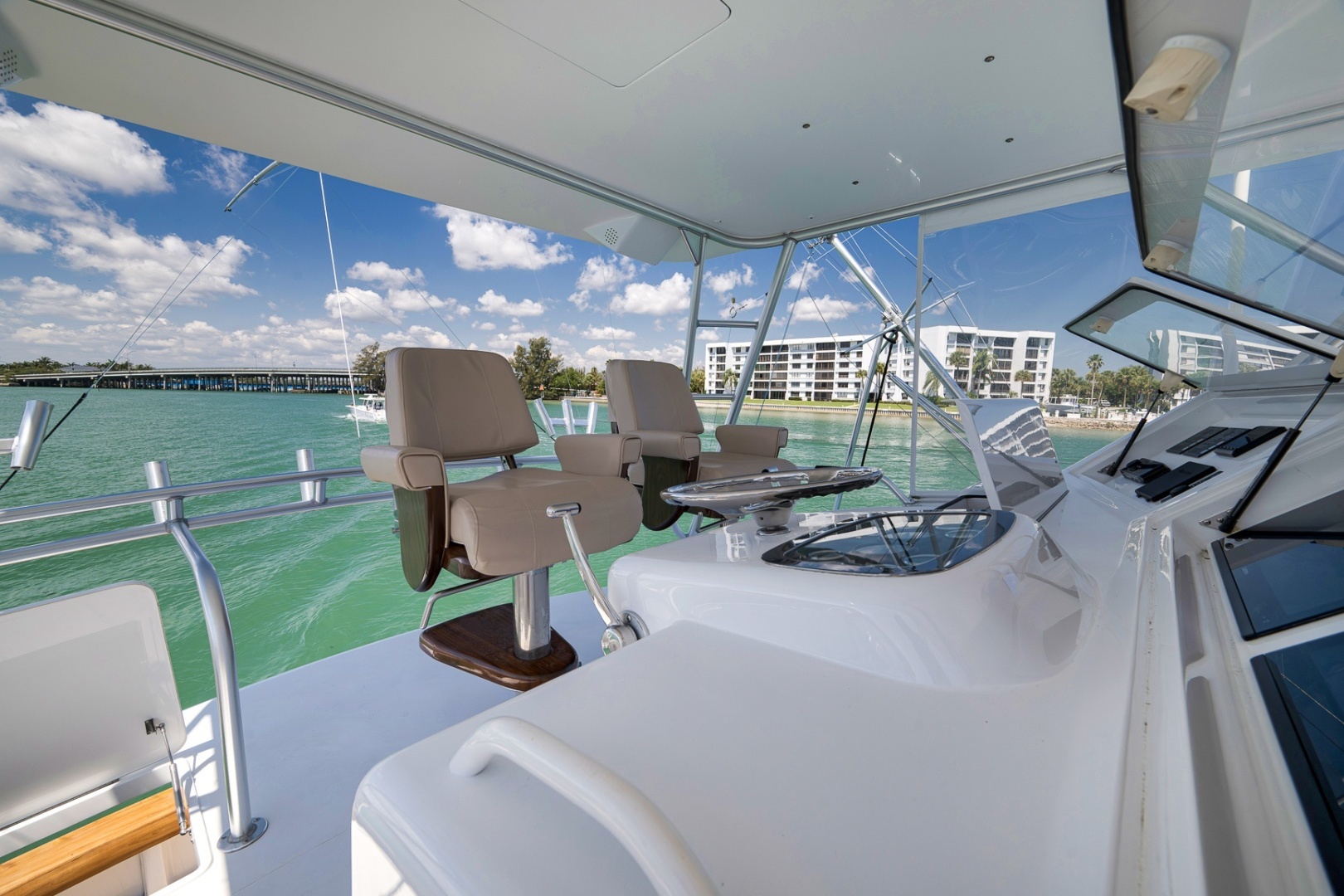 2003 Viking 52 Convertible - Image 32