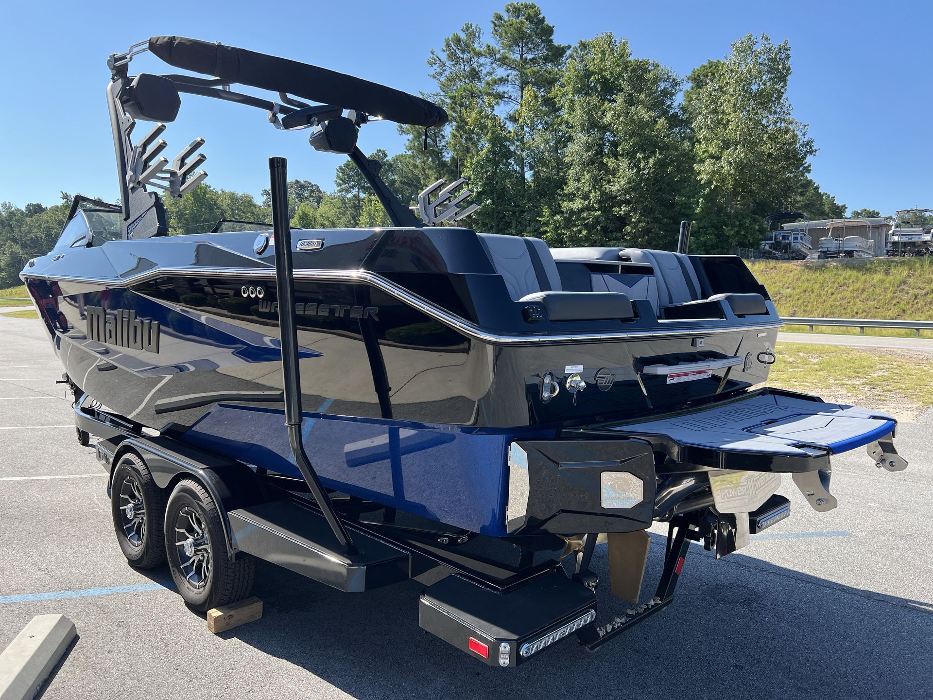 2025 MALIBU 25 LSV - Image 4