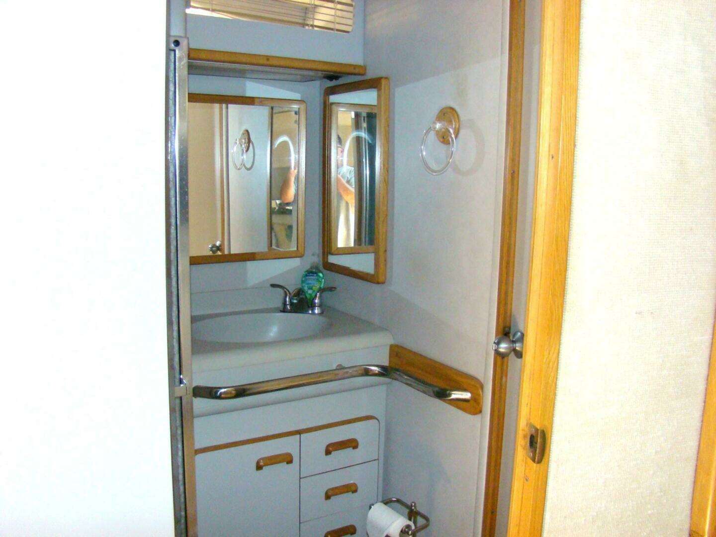 1991 Sea Ray 480 Sundancer - Image 39