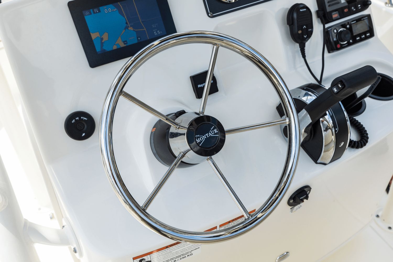2026 Boston Whaler 190 Montauk - 39