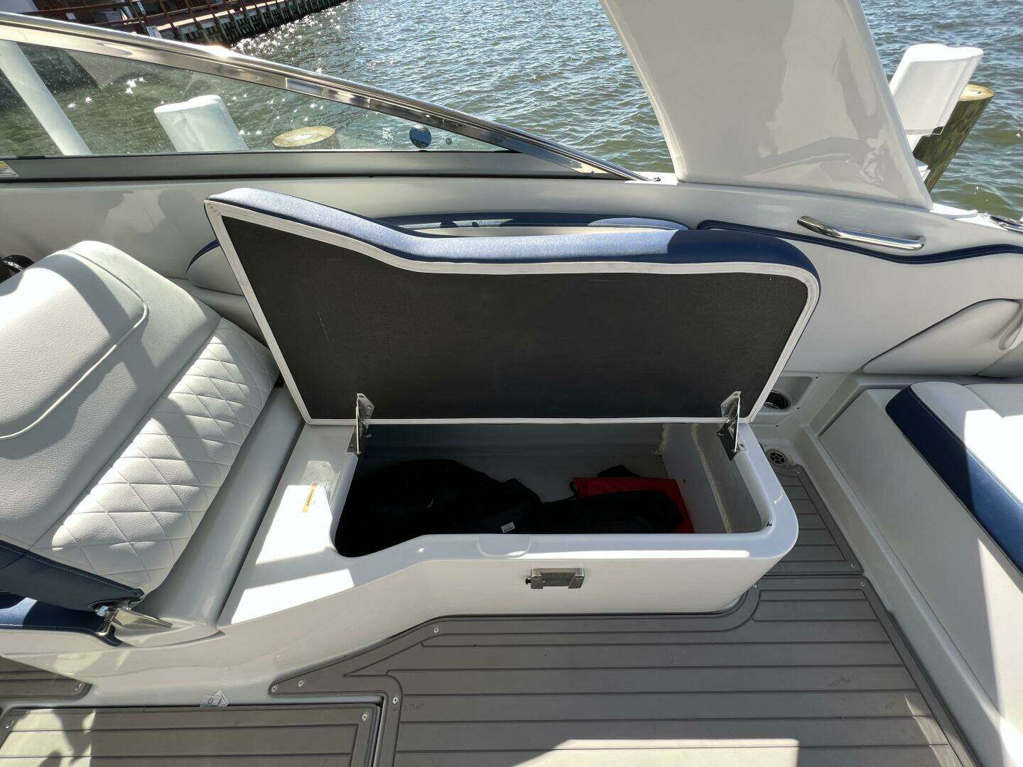 2022 Crownline E305 XS - Image 23