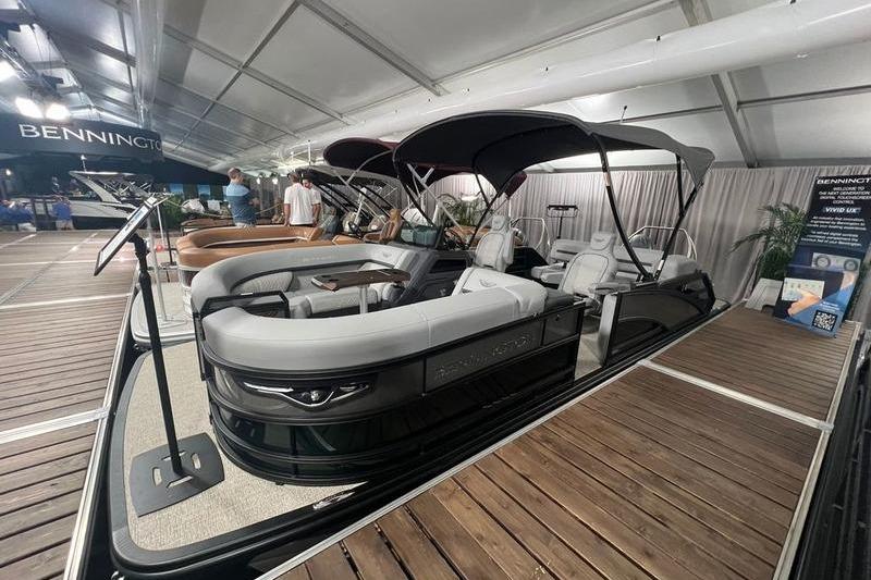 2026 Bennington 22 M Swingback