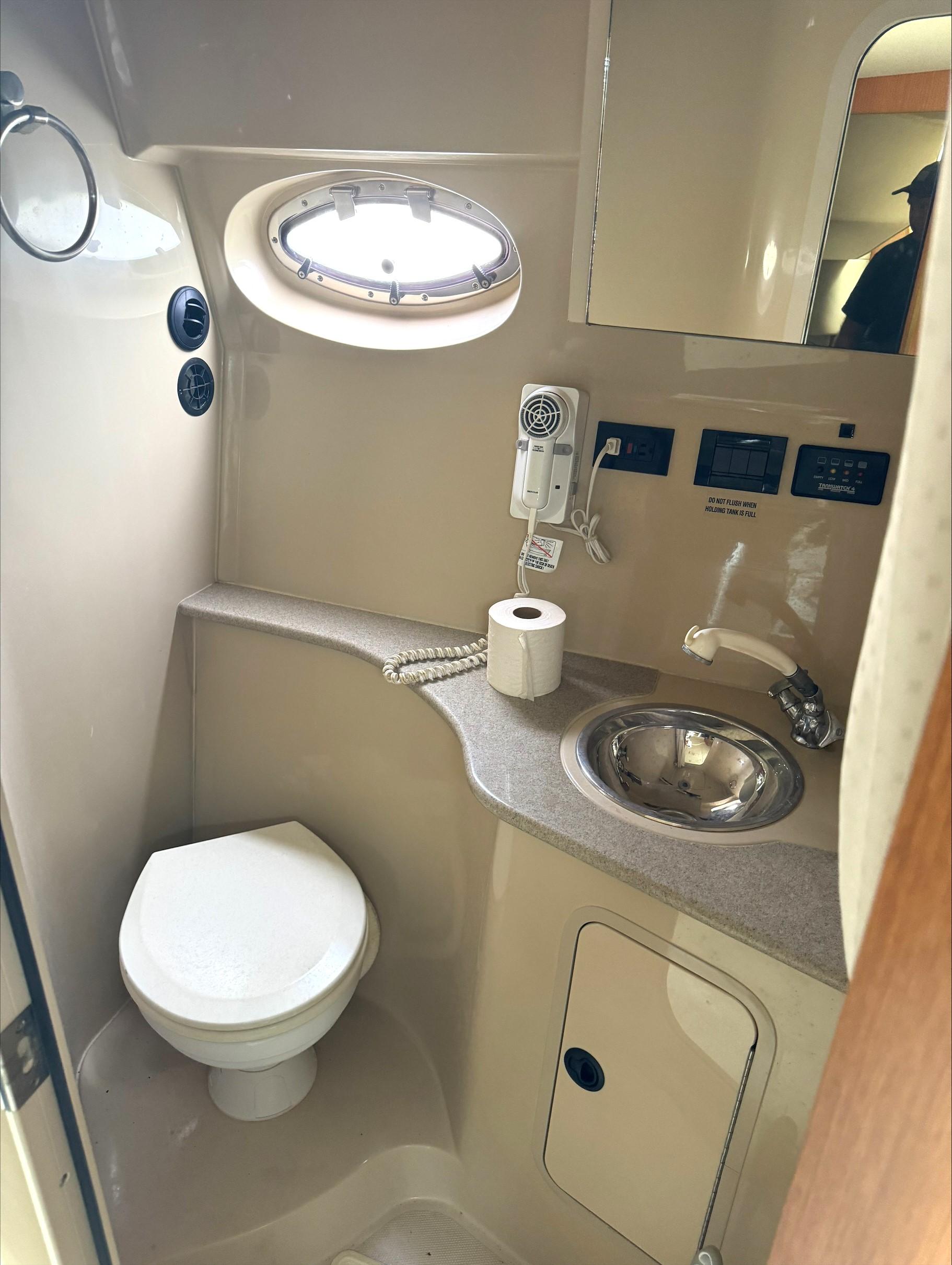 2004 Cruisers Yachts 320 Express - 13