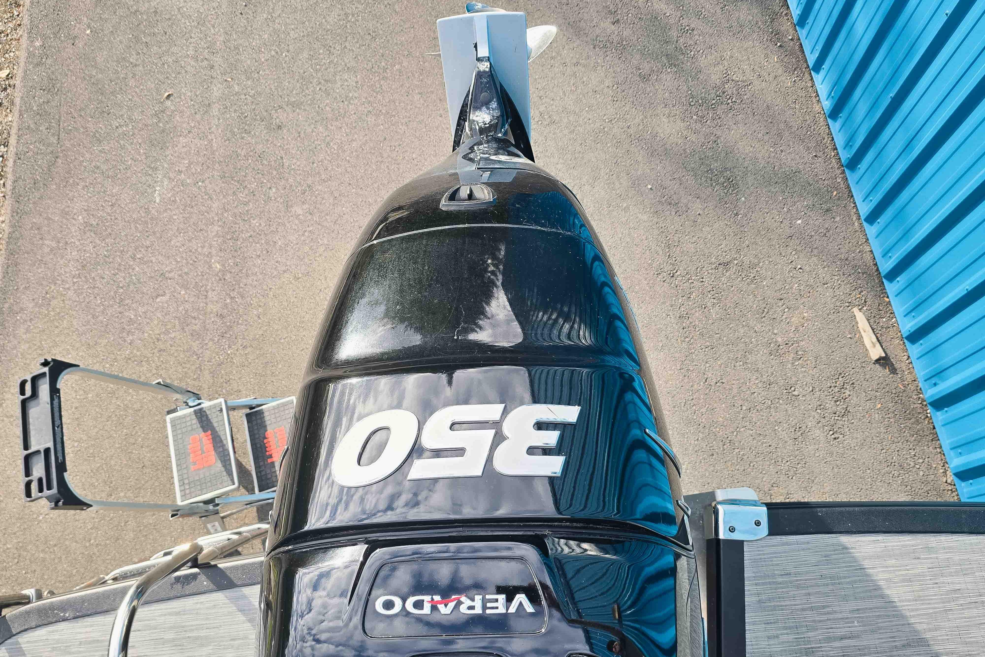 Overhead view of a 2022 Bennington RX 25 FBWAST boat with a 350 Verado engine.