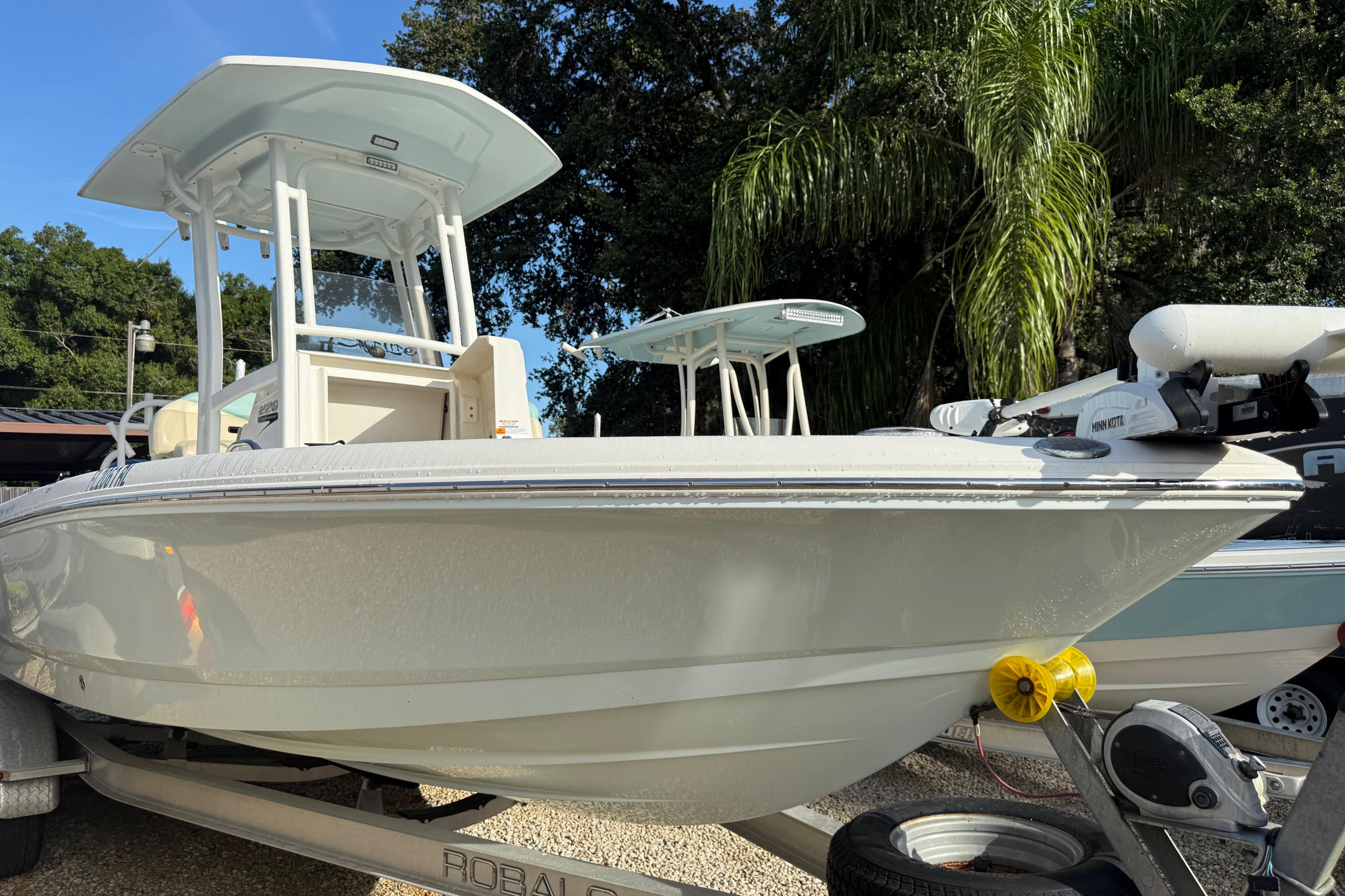 2017 Robalo 226 Cayman