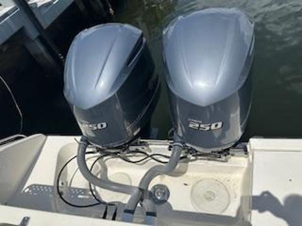 2011 Pursuit C 280 Center Console - 9