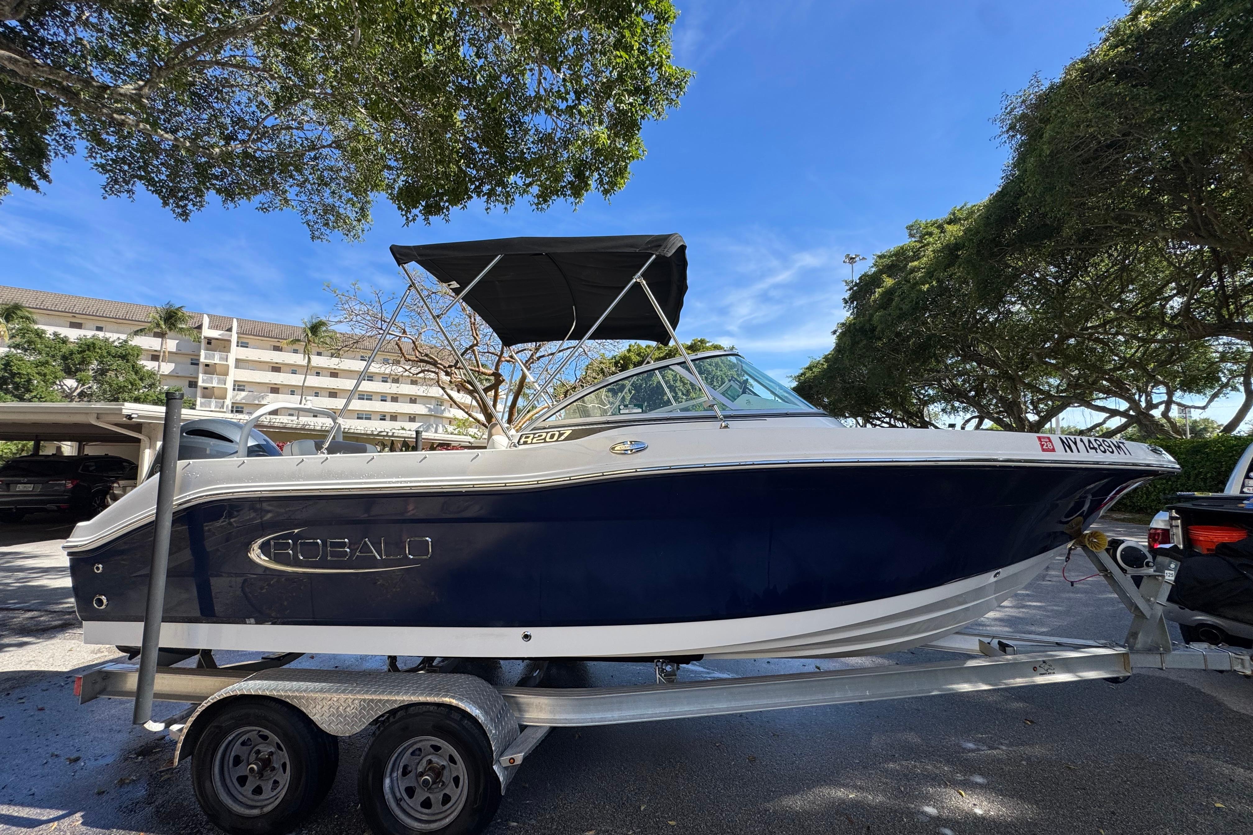 2022 Robalo R207 Dual Console