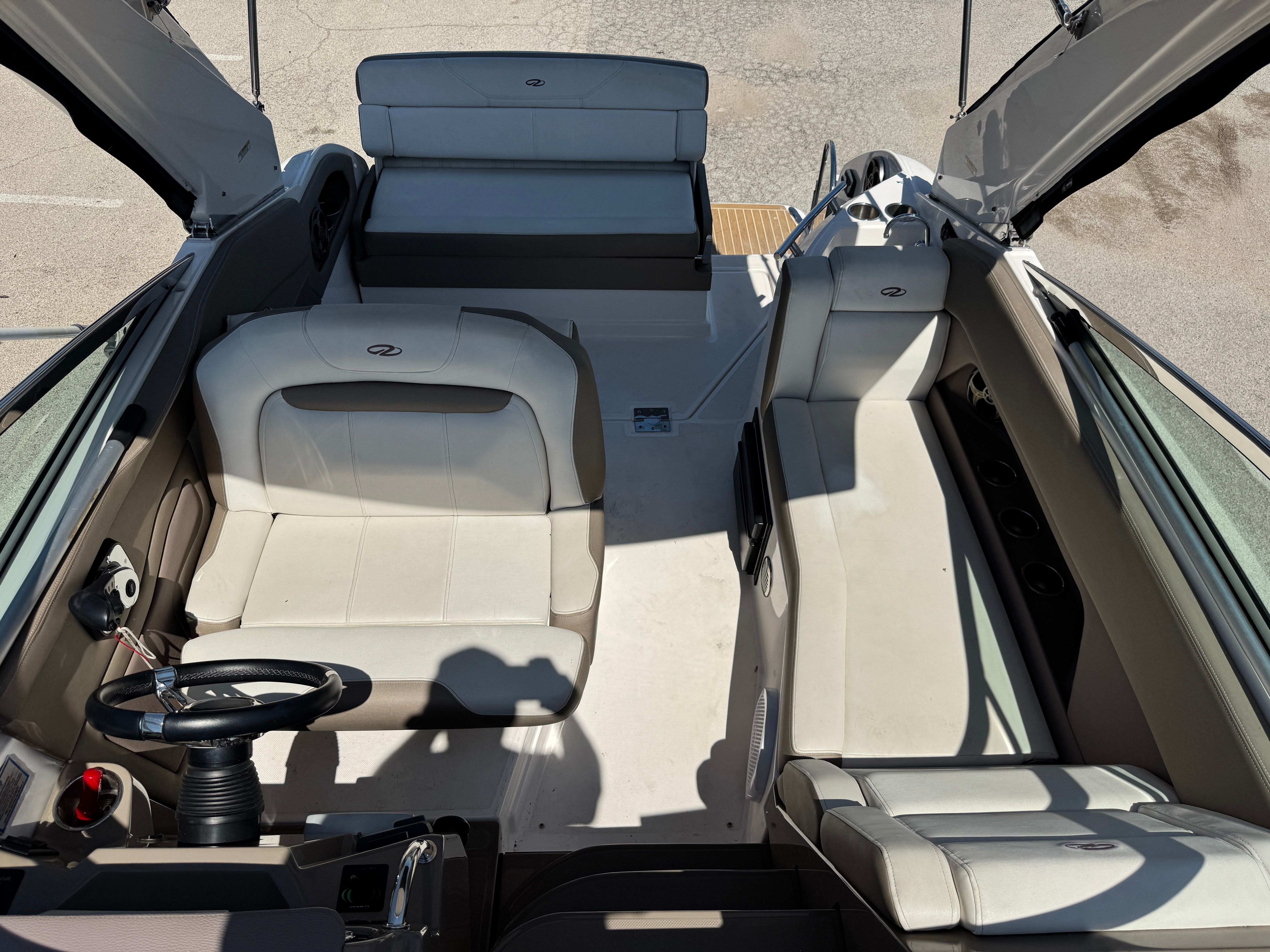 2016 REGAL 28 EXPRESS - Image 9