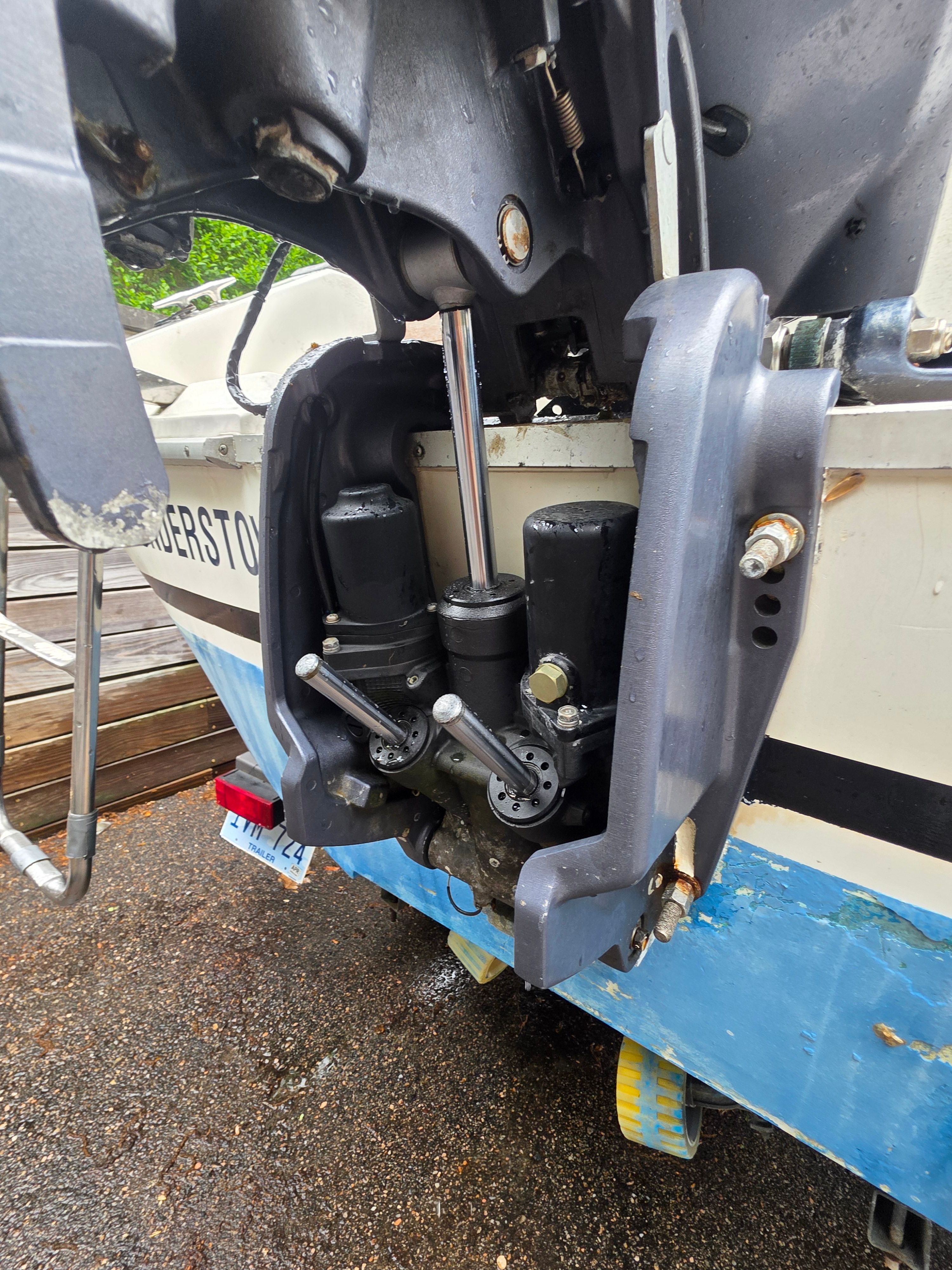 1989 Sea Ray Laguna boat motor with hydraulic system.