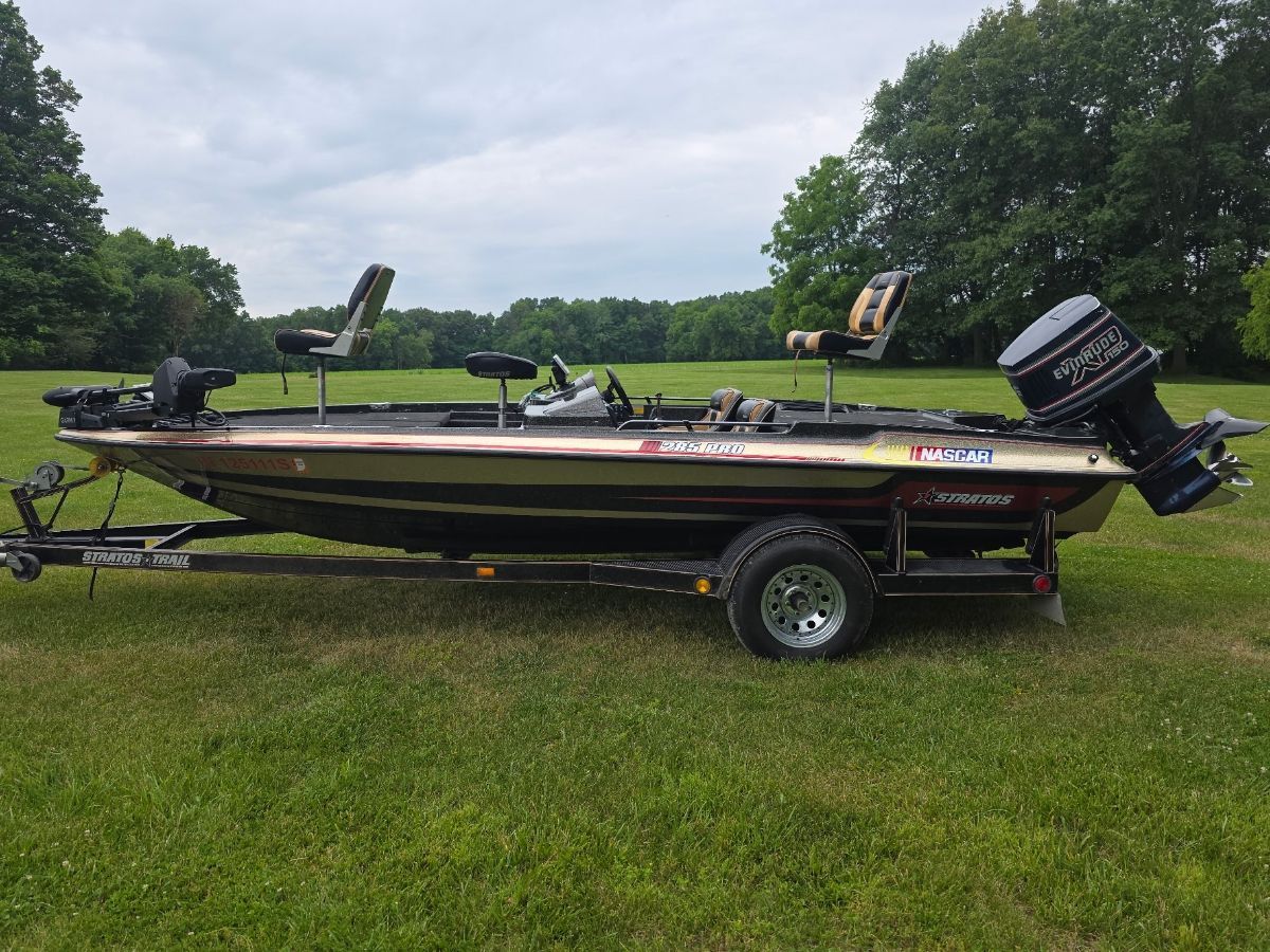 1989 Stratos 268 DC bass boat
