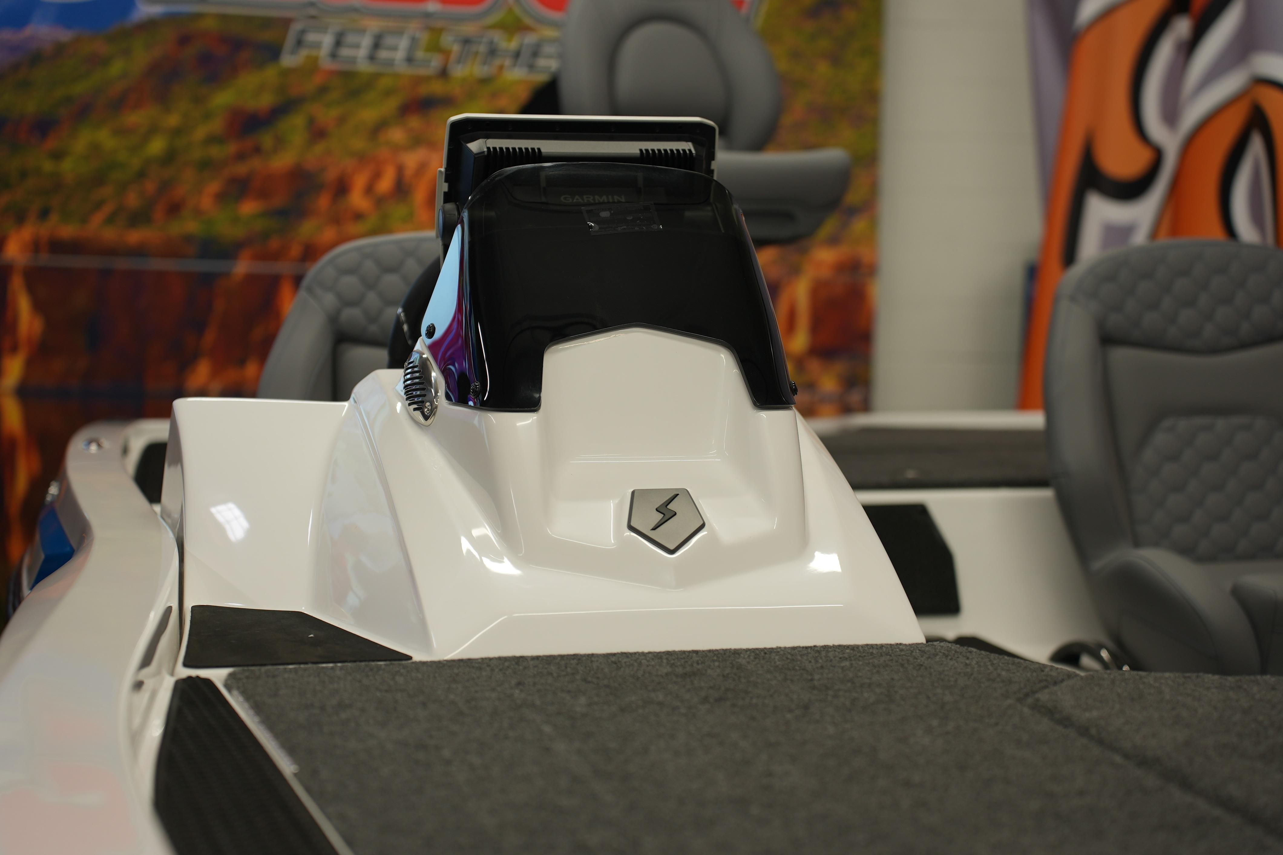 2026 iKon VLE21 boat interior with sleek design and modern dashboard.