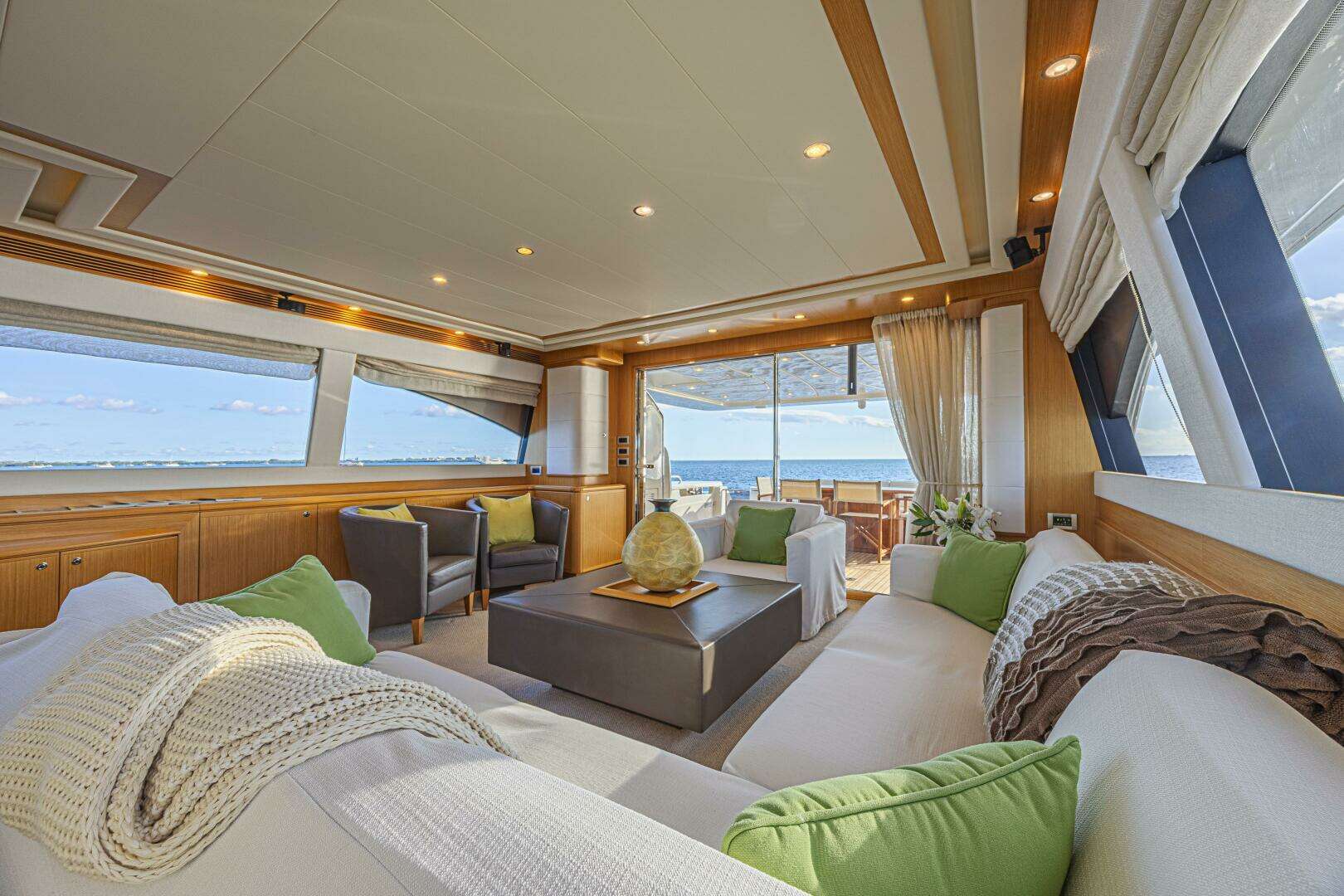 2011 Ferretti Yachts 830 - Image 44