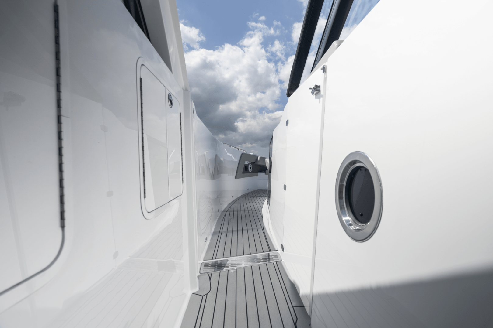 2026 Cruisers Yachts 50GLS OB - Image 66