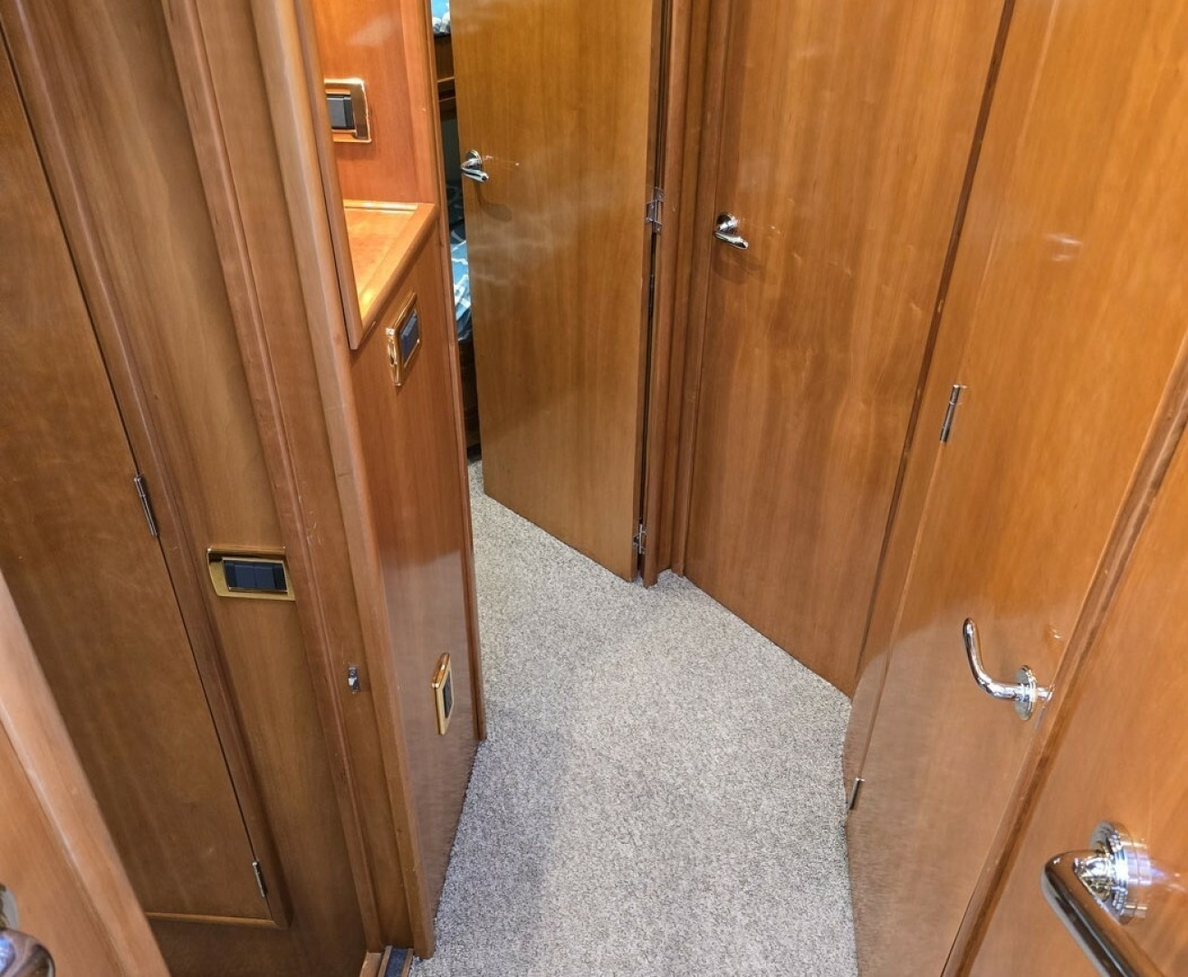 2001 Carver 570 Voyager Pilothouse - Image 31