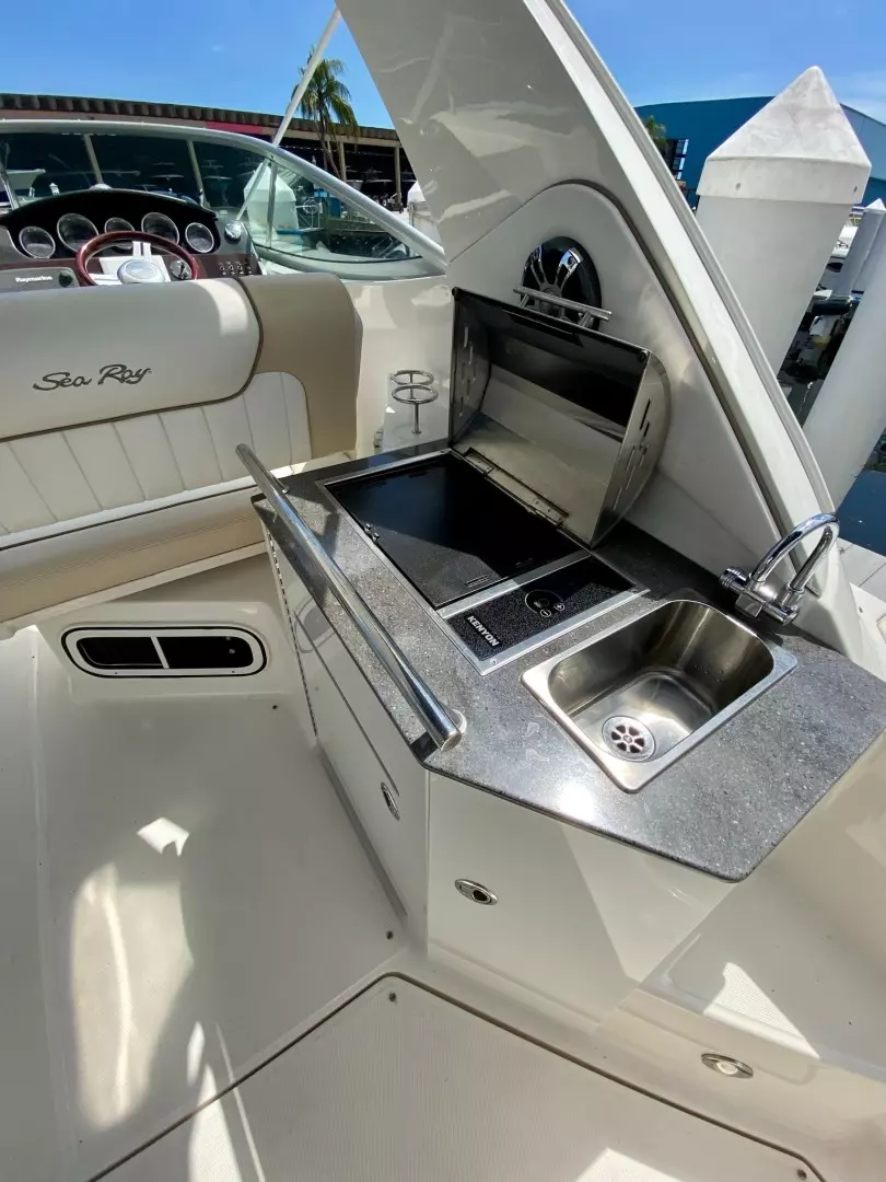 2013 Sea Ray 310 Sundancer - Image 9