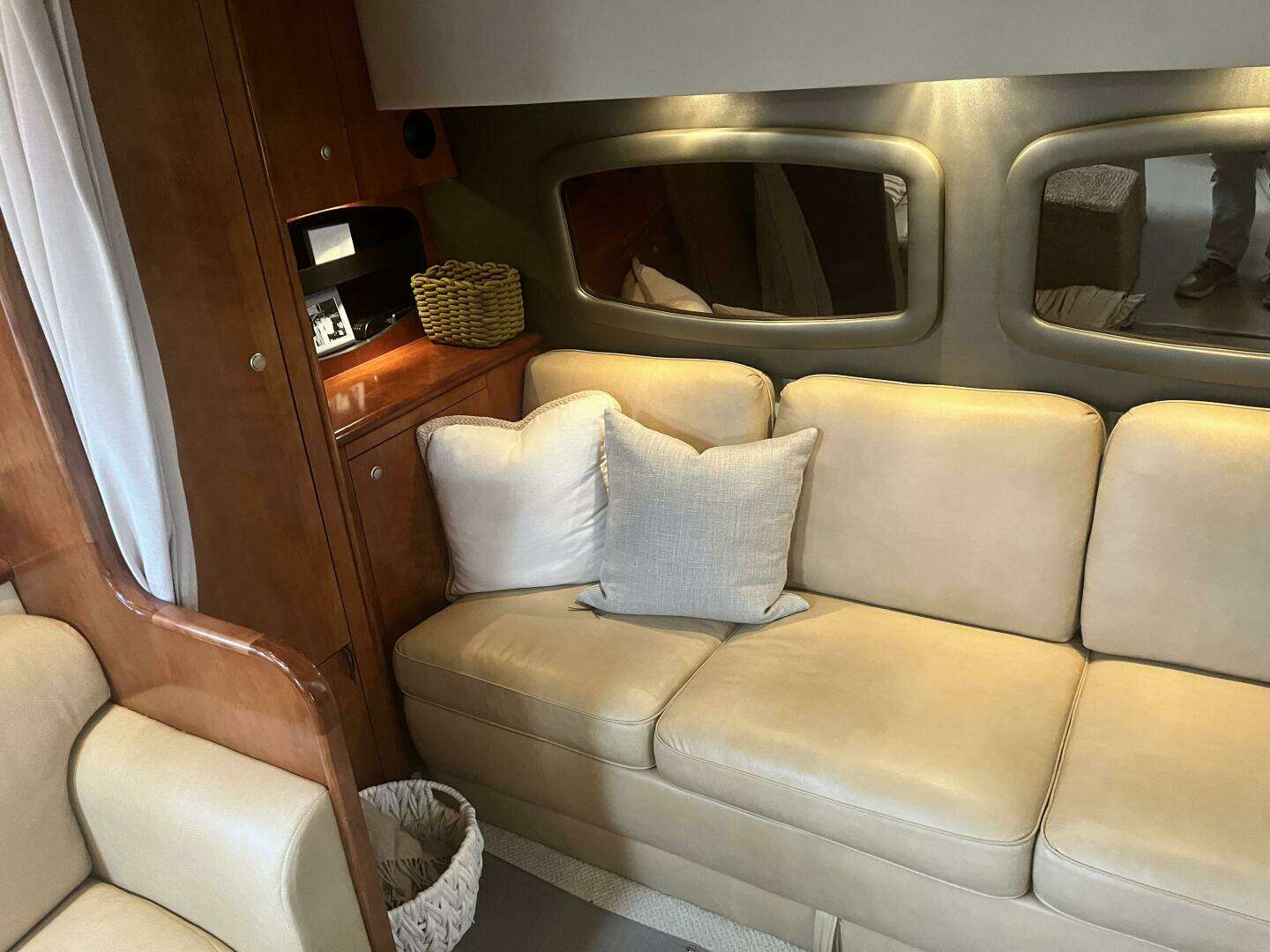 2008 Cruisers Yachts 390 Sport Coupe - Image 25