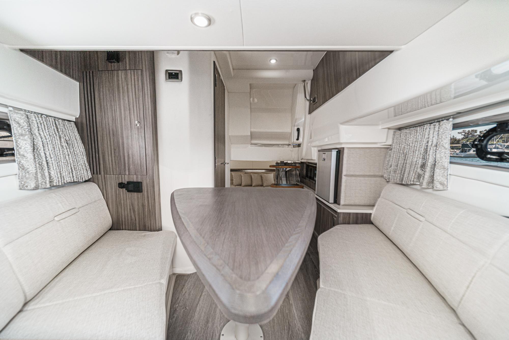 2024 Sea Ray Sundancer 320 Outboard - 21