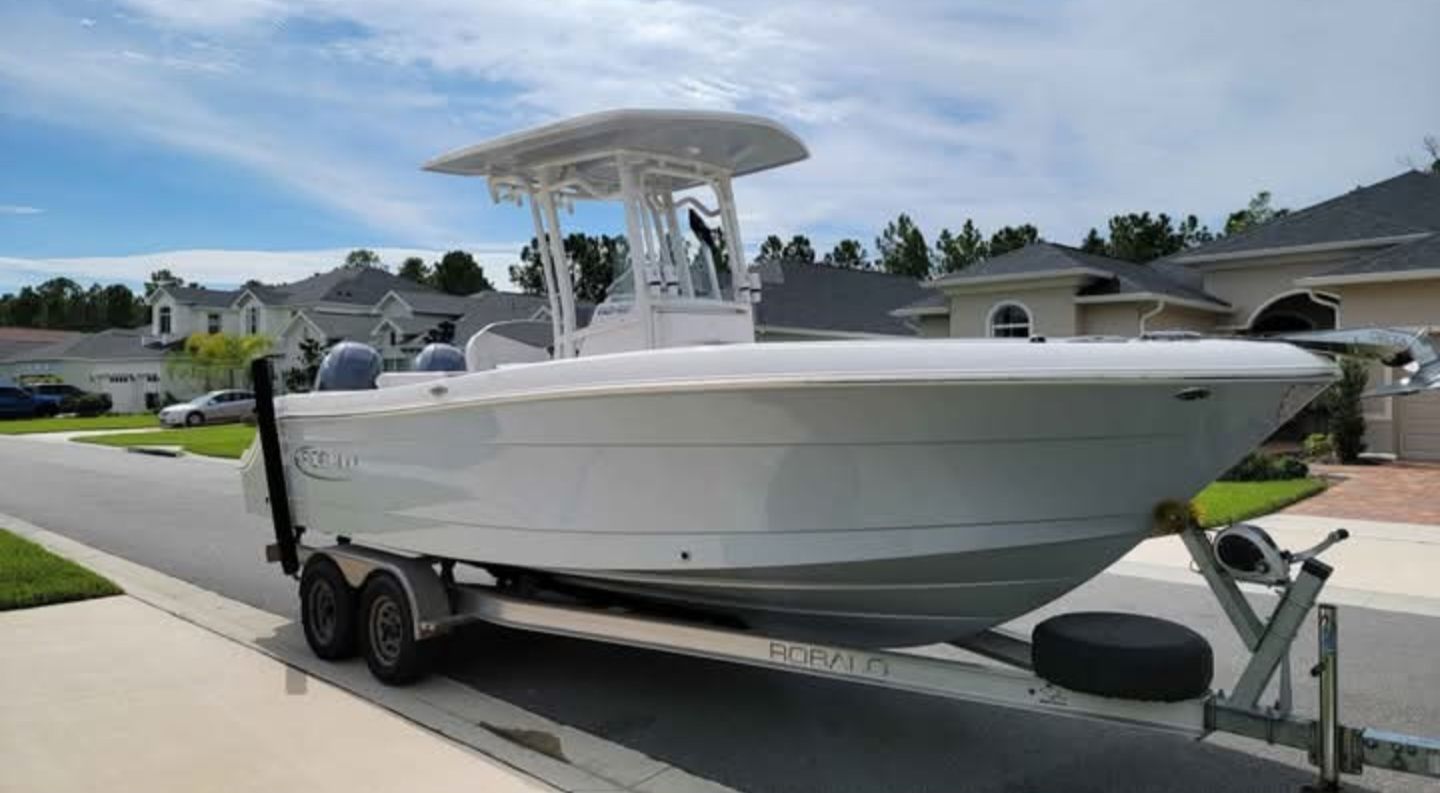 2021 Robalo R242 Center Console