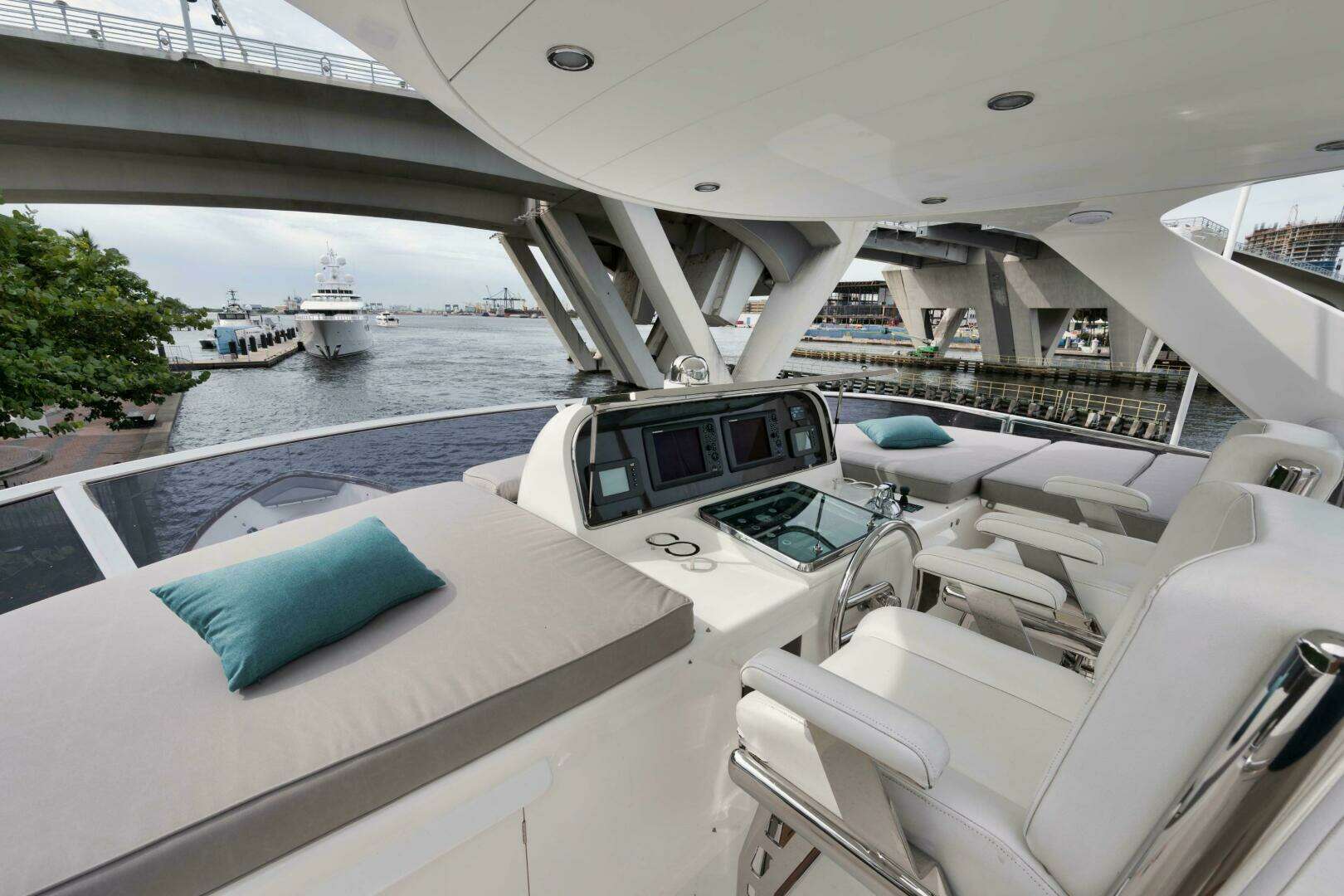 2012 Horizon P110 Tri-Deck - Image 33