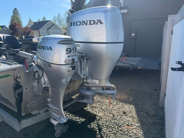 Honda outboard motors on Willie Boats Predator 2008.