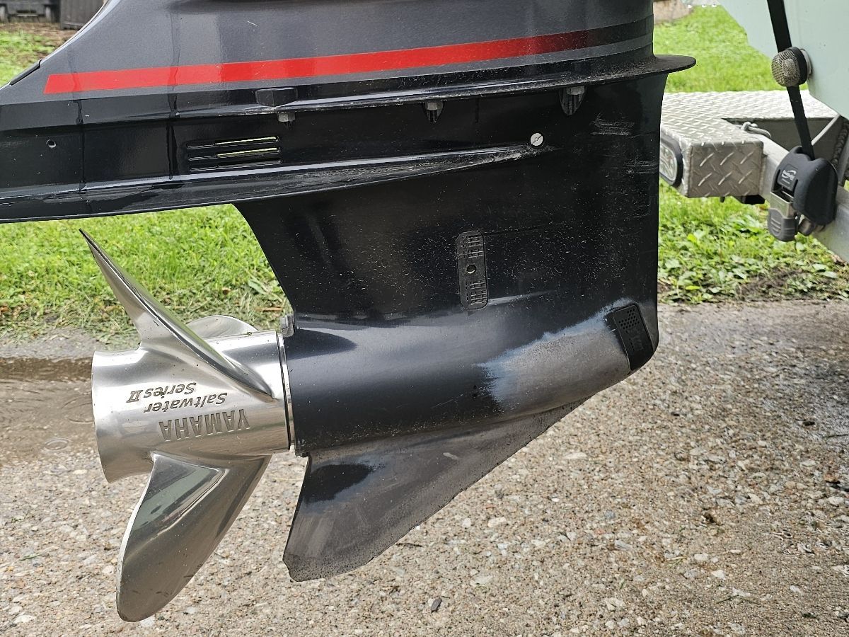 Yamaha outboard motor with stainless steel propeller, Xpress X23B Bay Lounge 2024.