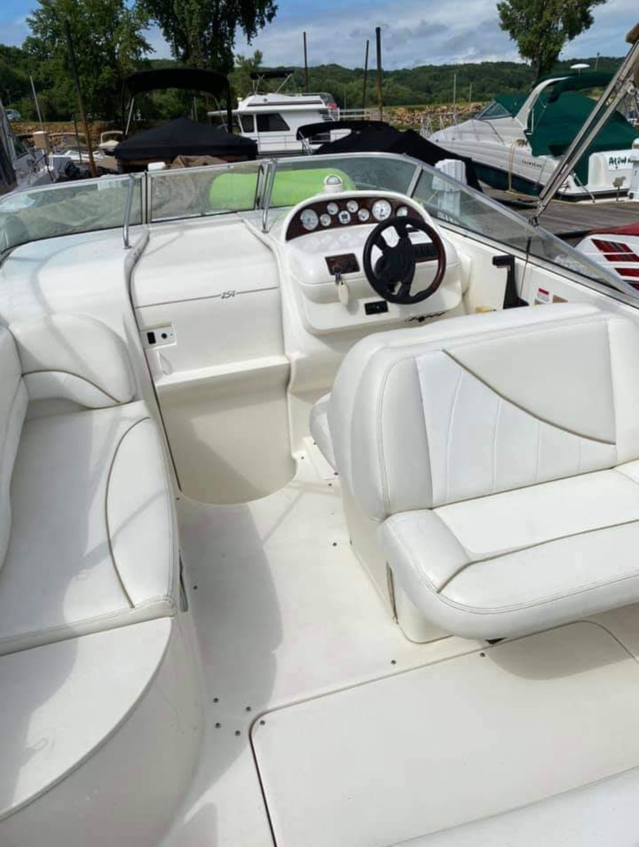 2001 Larson Cabrio 254 Mid Cabin Cruiser - 6