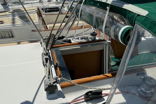 Beneteau Oceanis 321 sailboat deck view, showcasing rigging and cabin entrance, year 2000 model.