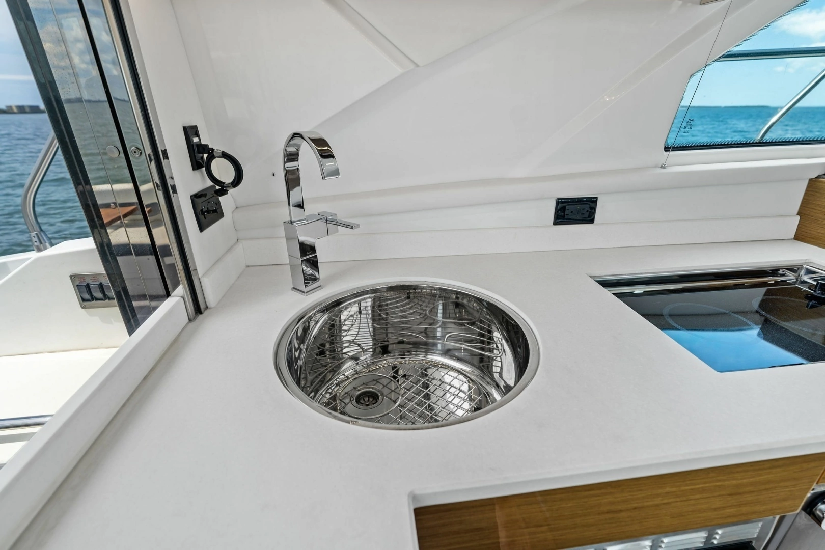 2019 Cruisers Yachts 42 Cantius - Image 17