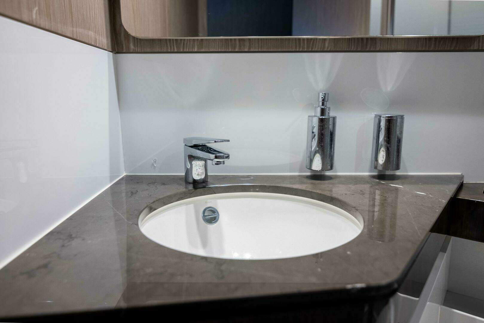 2019 Azimut S7 - Image 37