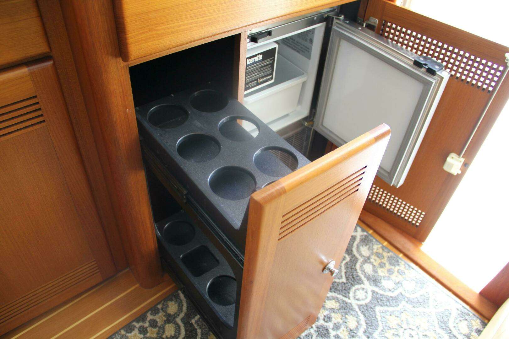 2004 Cabo 48 Flybridge - Image 13
