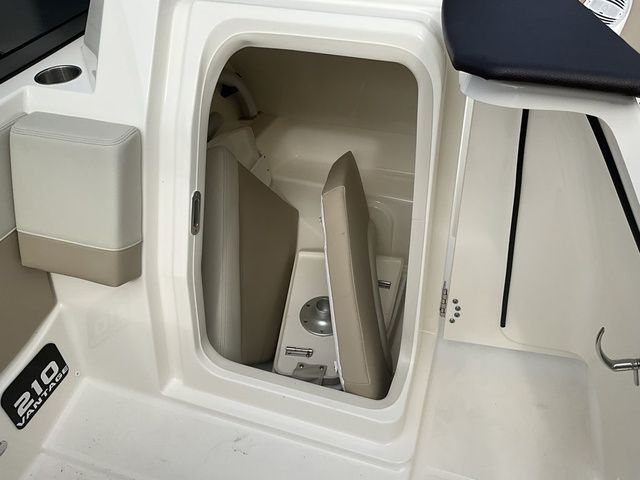 2024 Boston Whaler 210 Vantage - 17