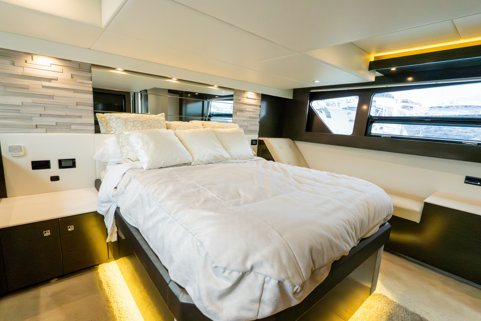 2018 Cruisers Yachts 50 CANTIUS - Image 73