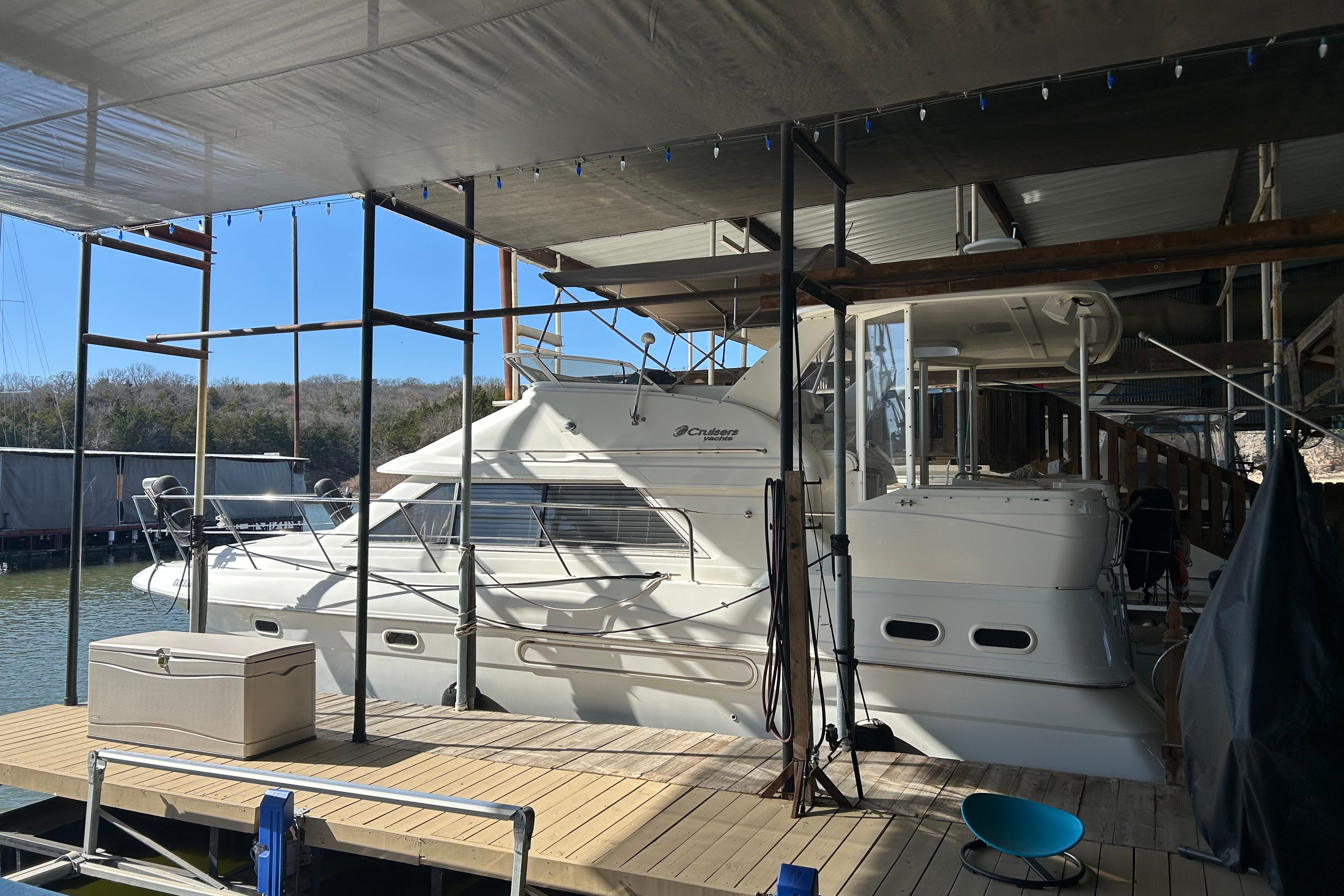 2000 Cruisers Yachts 3750 Motoryacht