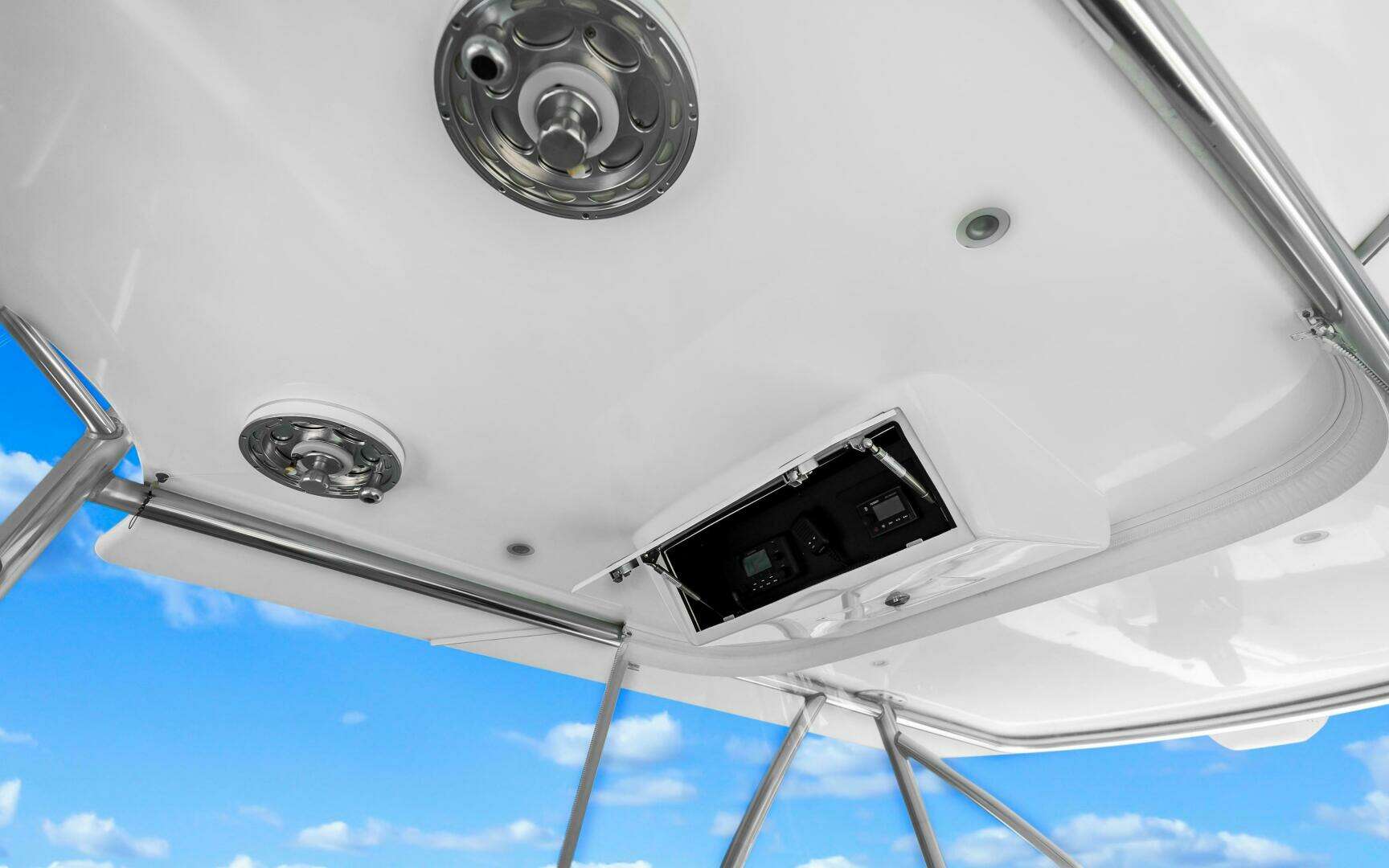 2018 Regulator 41 Center Console - Image 42