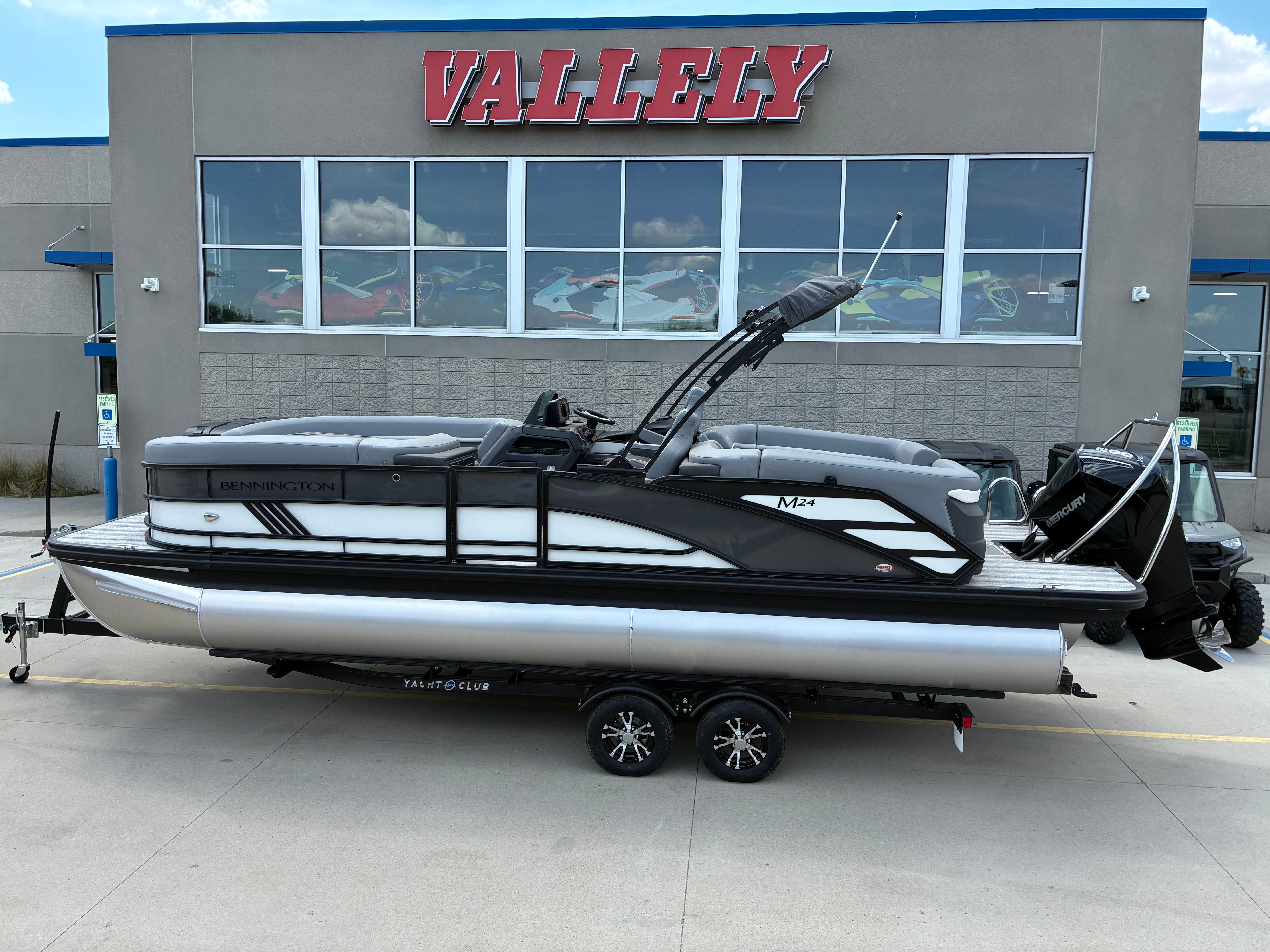 2026 Bennington 24 M Fastback - Quad Bench