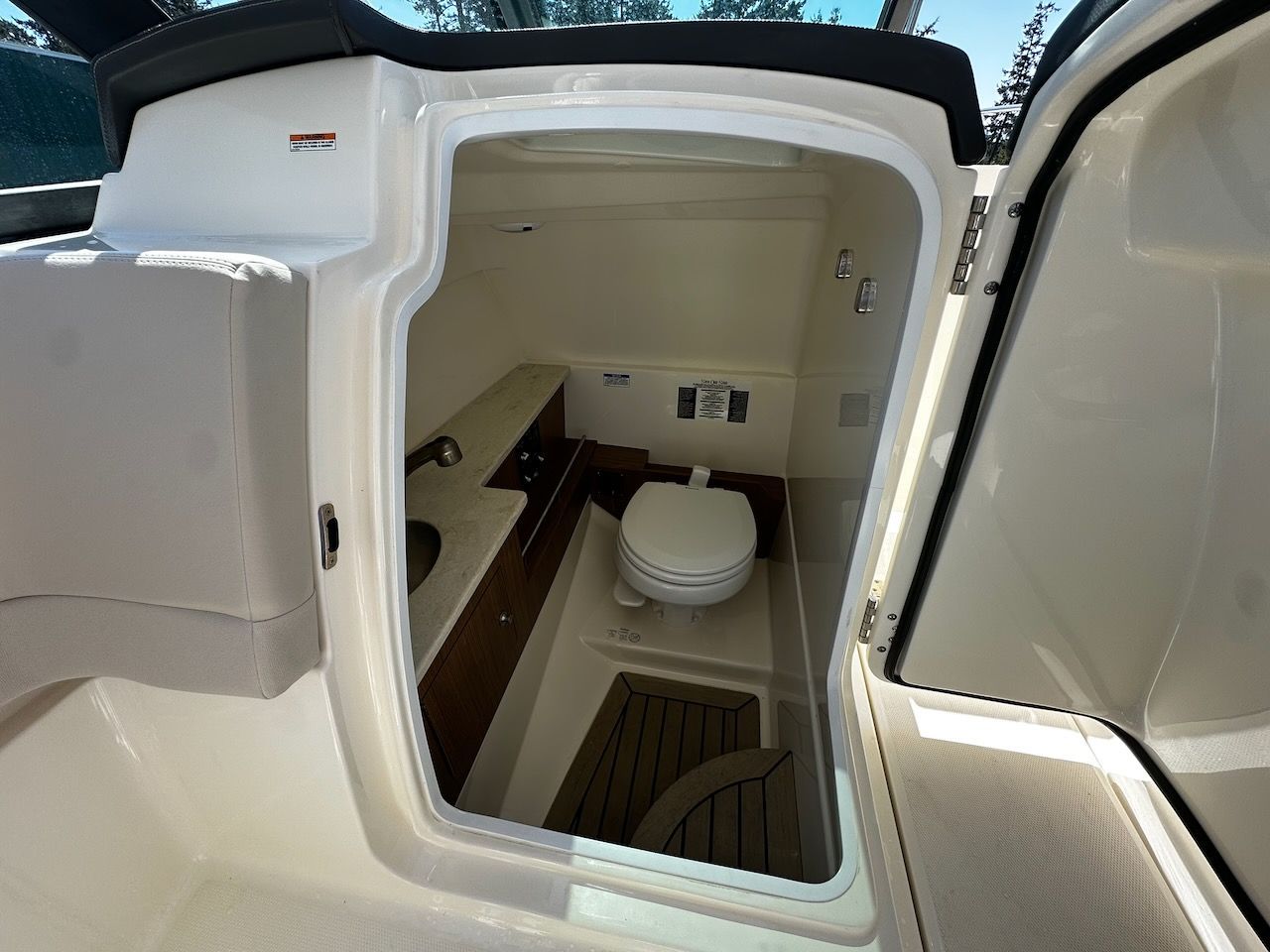 2016 Boston Whaler 270 Vantage - 15
