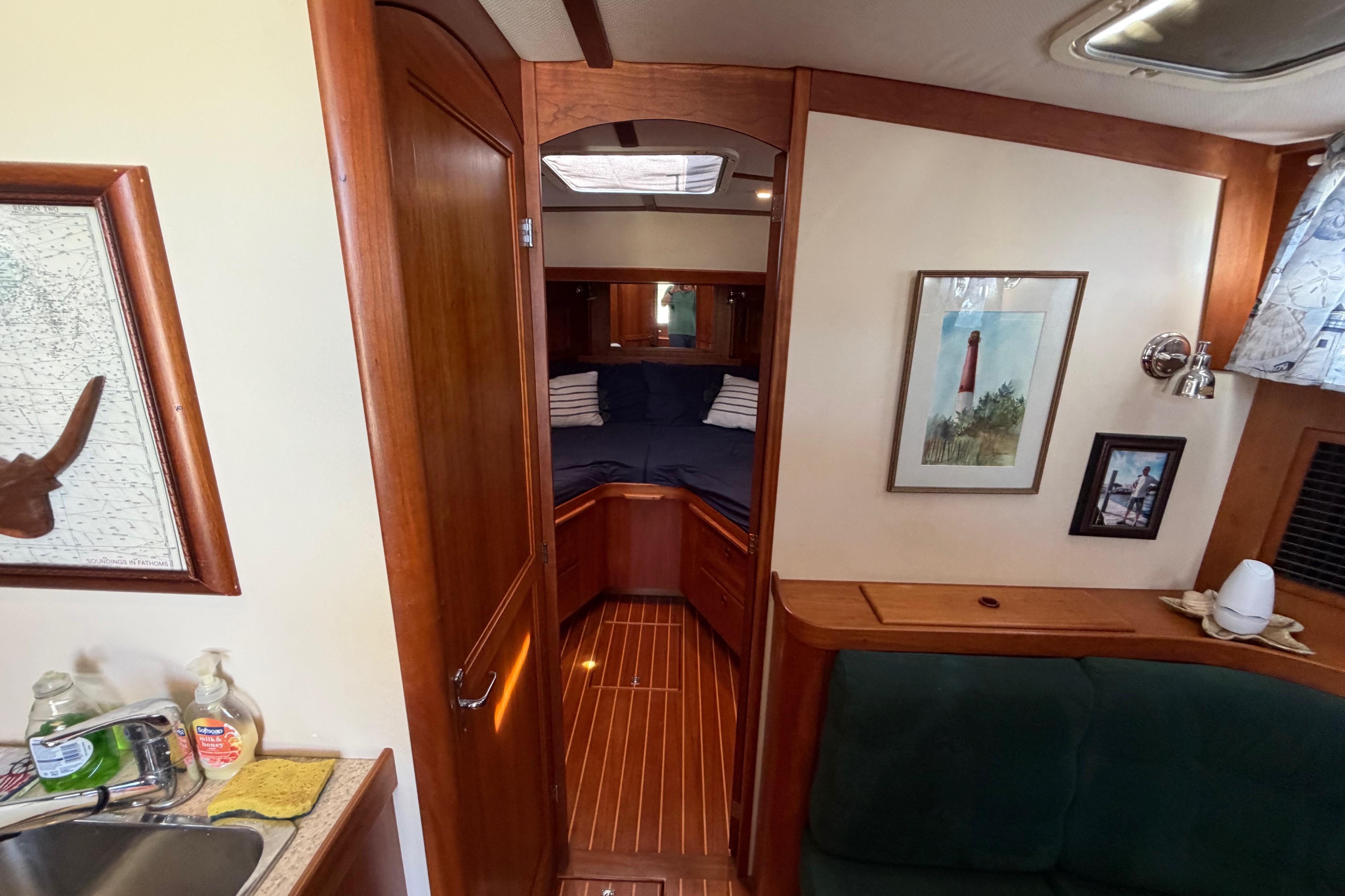 Interior of 2000 Sabreline 36 Express yacht with cozy cabin and nautical decor.