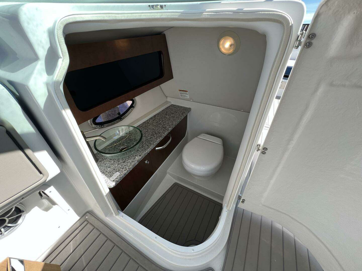 2022 Crownline E305 XS - Image 17