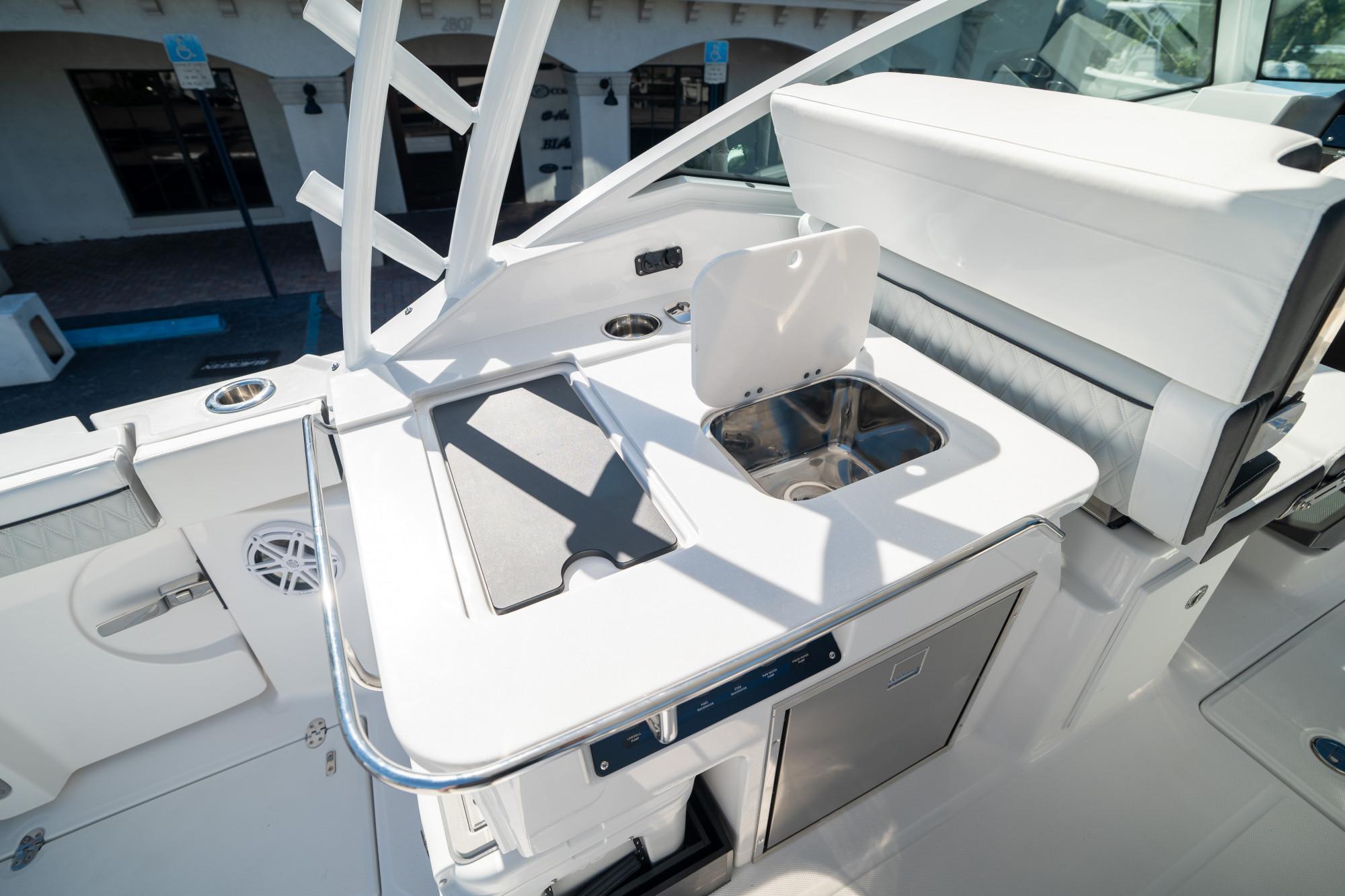 2024 Blackfin 302 DC - 25