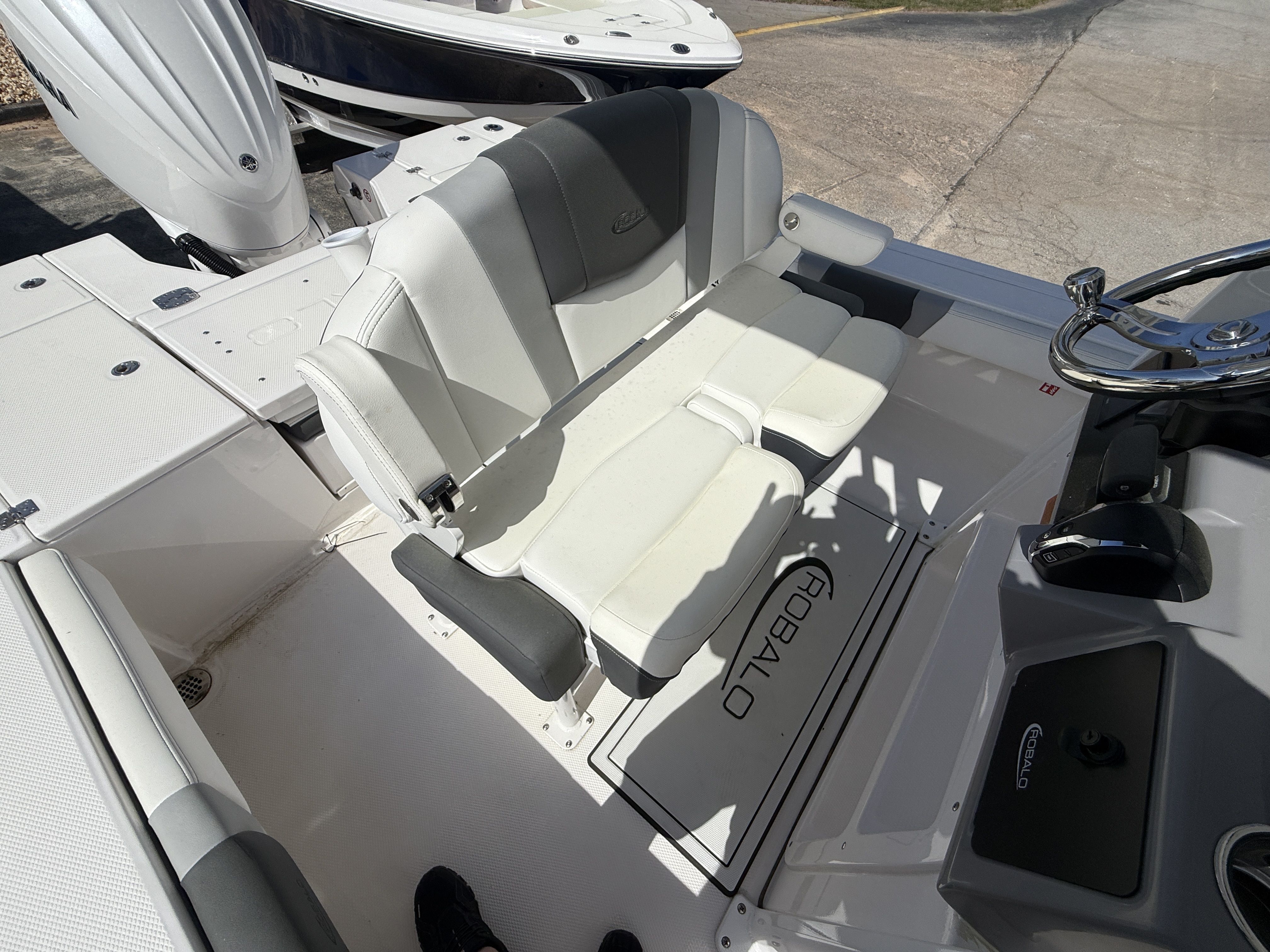 2026 Robalo 246 Cayman - 5