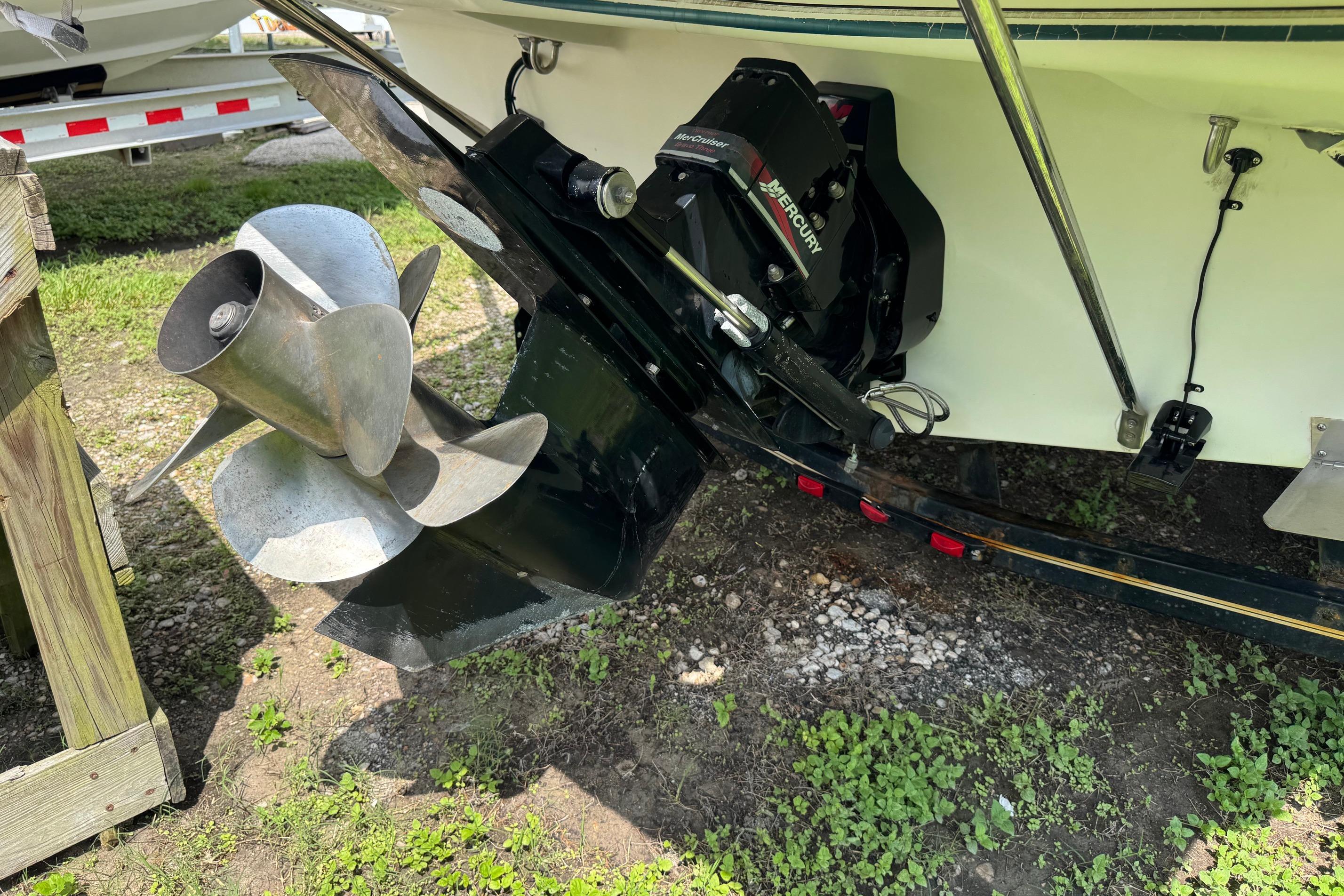 Close-up of a 2000 Maxum 2400 SCR boat propeller and Mercury outdrive.