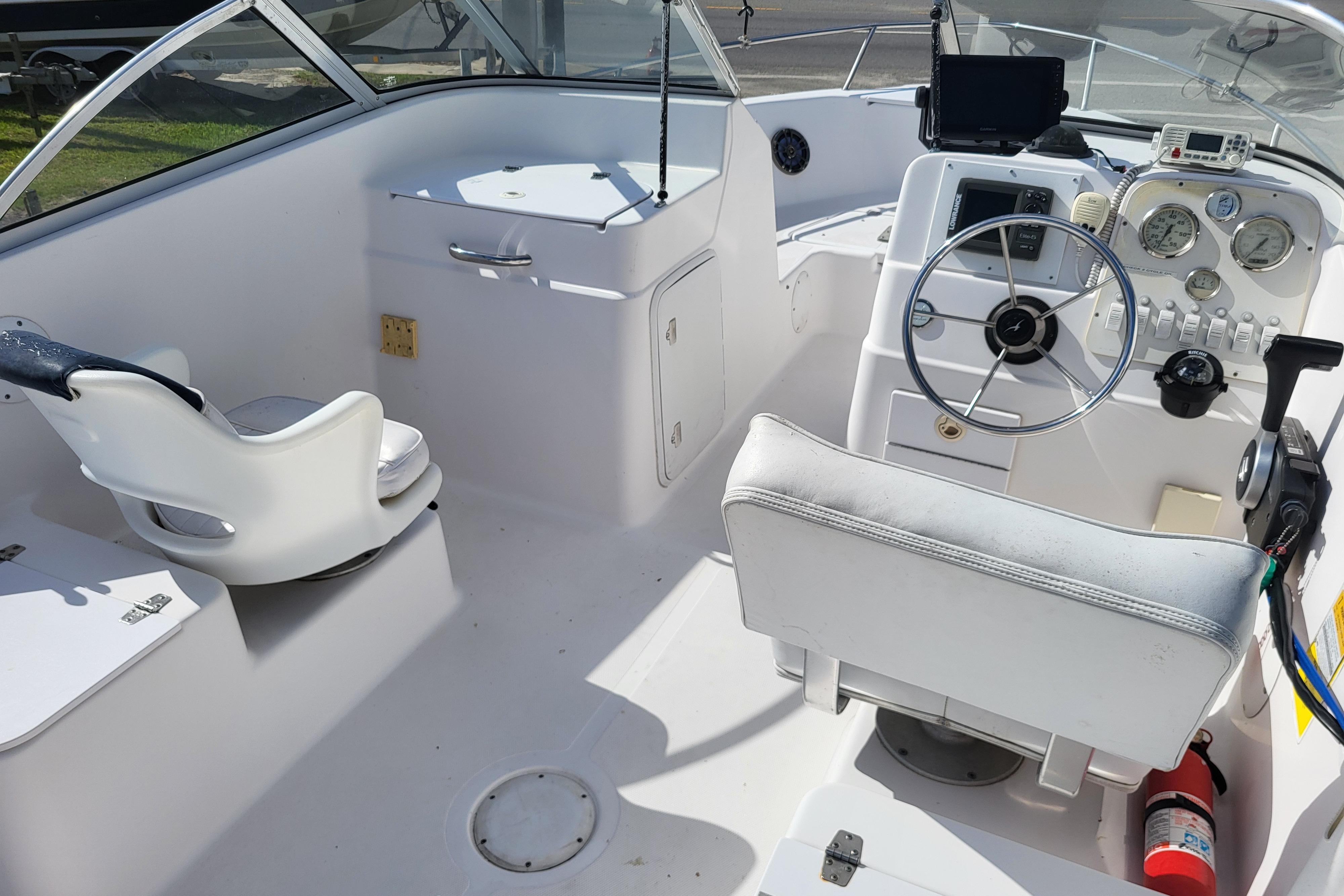 2004 Pro-Line 20 DC boat interior with steering wheel, gauges, and seating.