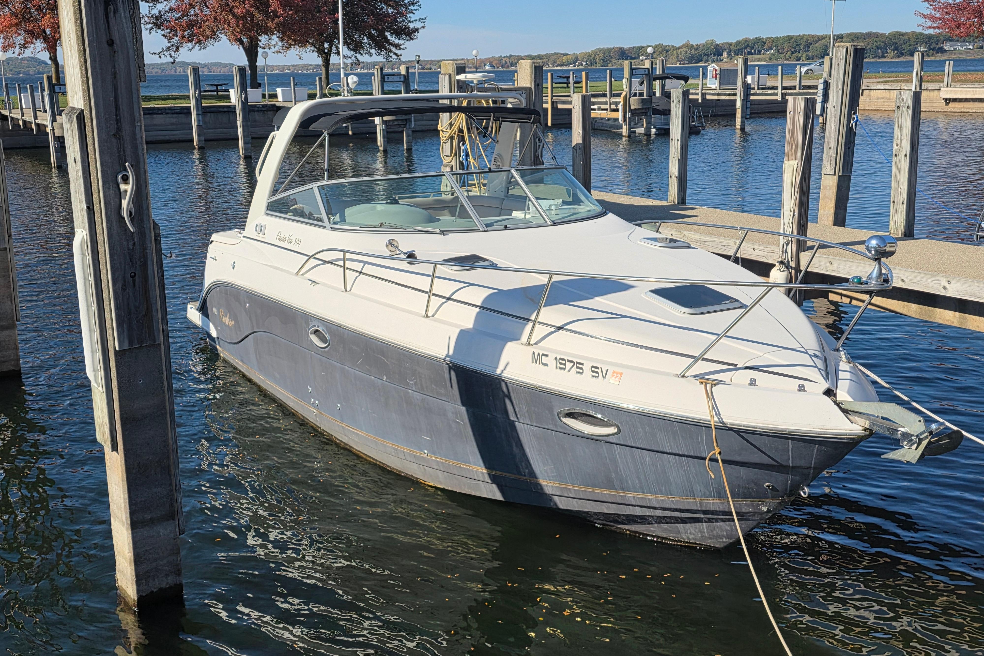 2005 Rinker 300 Express Cruiser