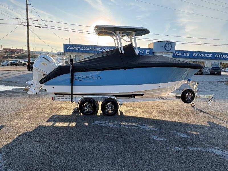 2026 Robalo R230 Center Console - 38