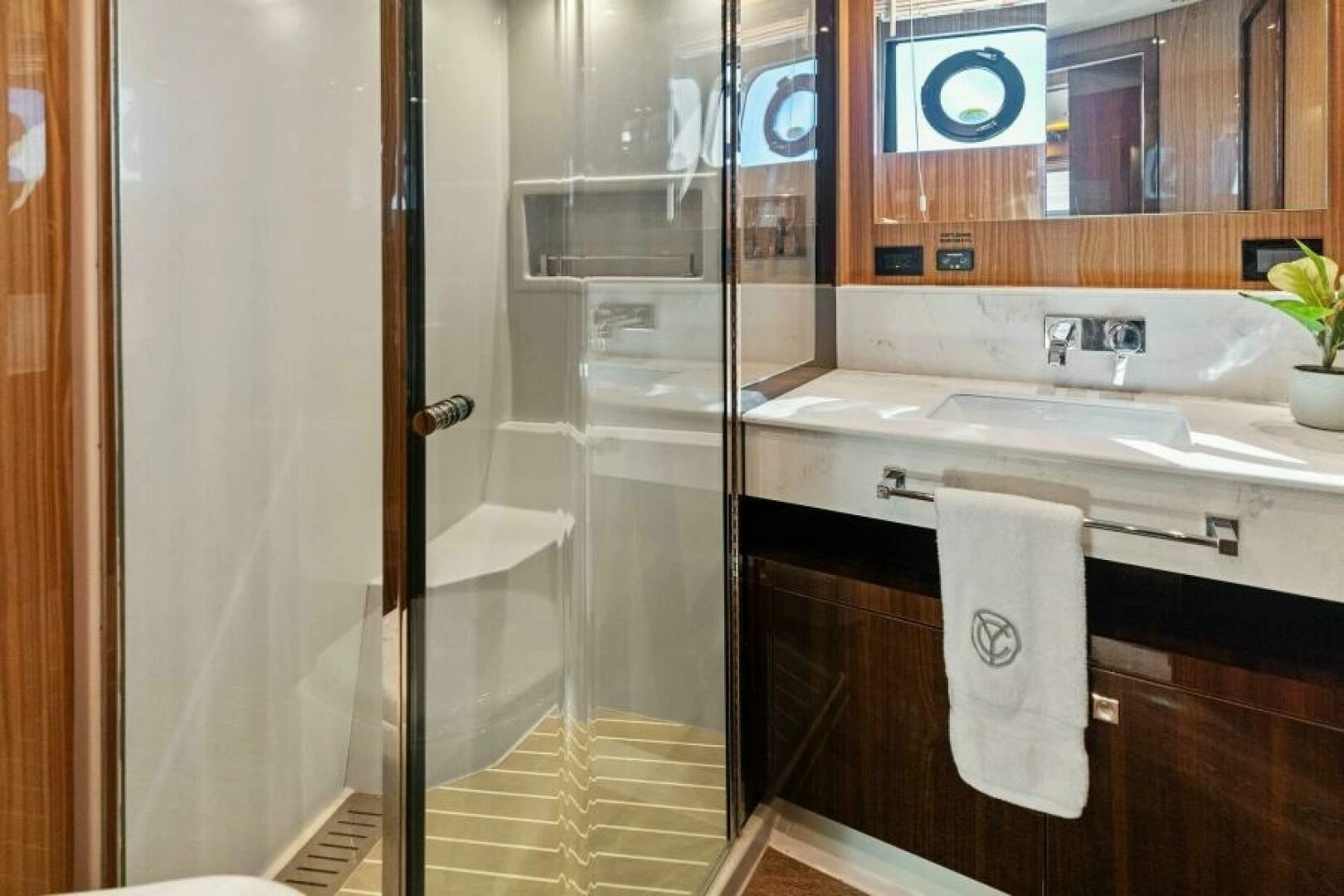 2023 Cruisers Yachts 60 Cantius Fly - Image 28