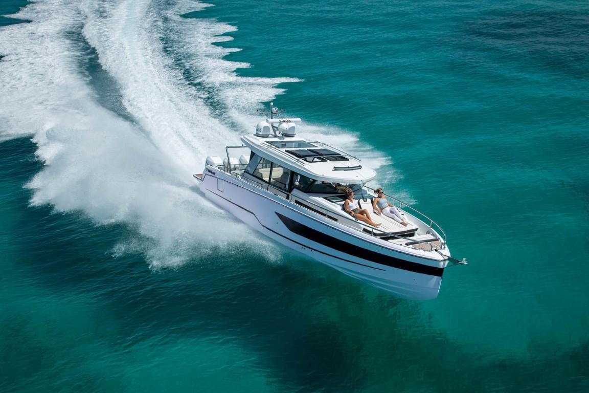 2025 Wellcraft 38 Explorer cruising on clear turquoise waters.
