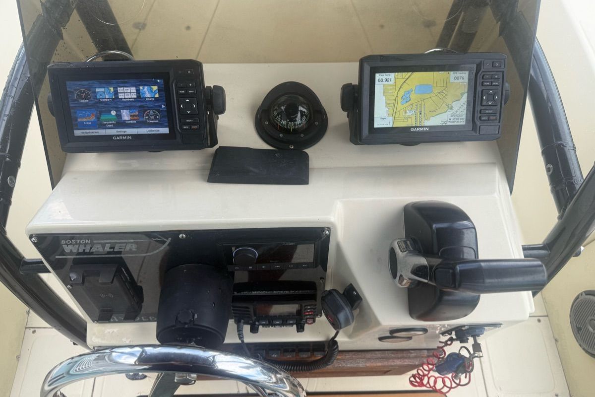 1985 Boston Whaler Outrage - 10