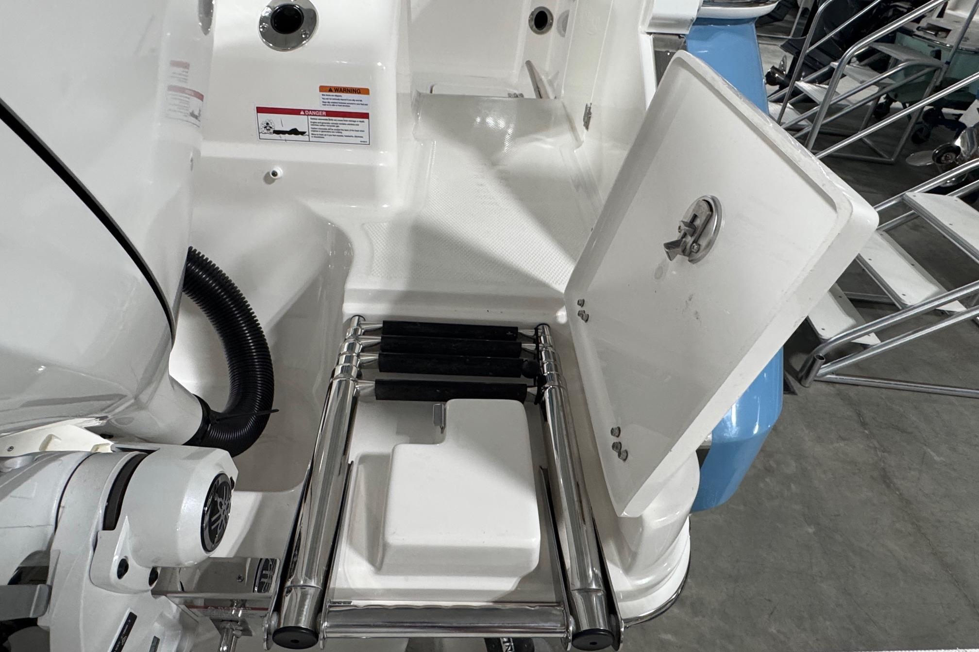 2026 Robalo R257 Dual Console - 16