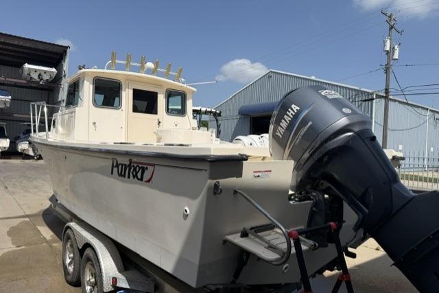 2006 Parker 2520 SL Sport Cabin boat with Yamaha outboard motor on trailer.