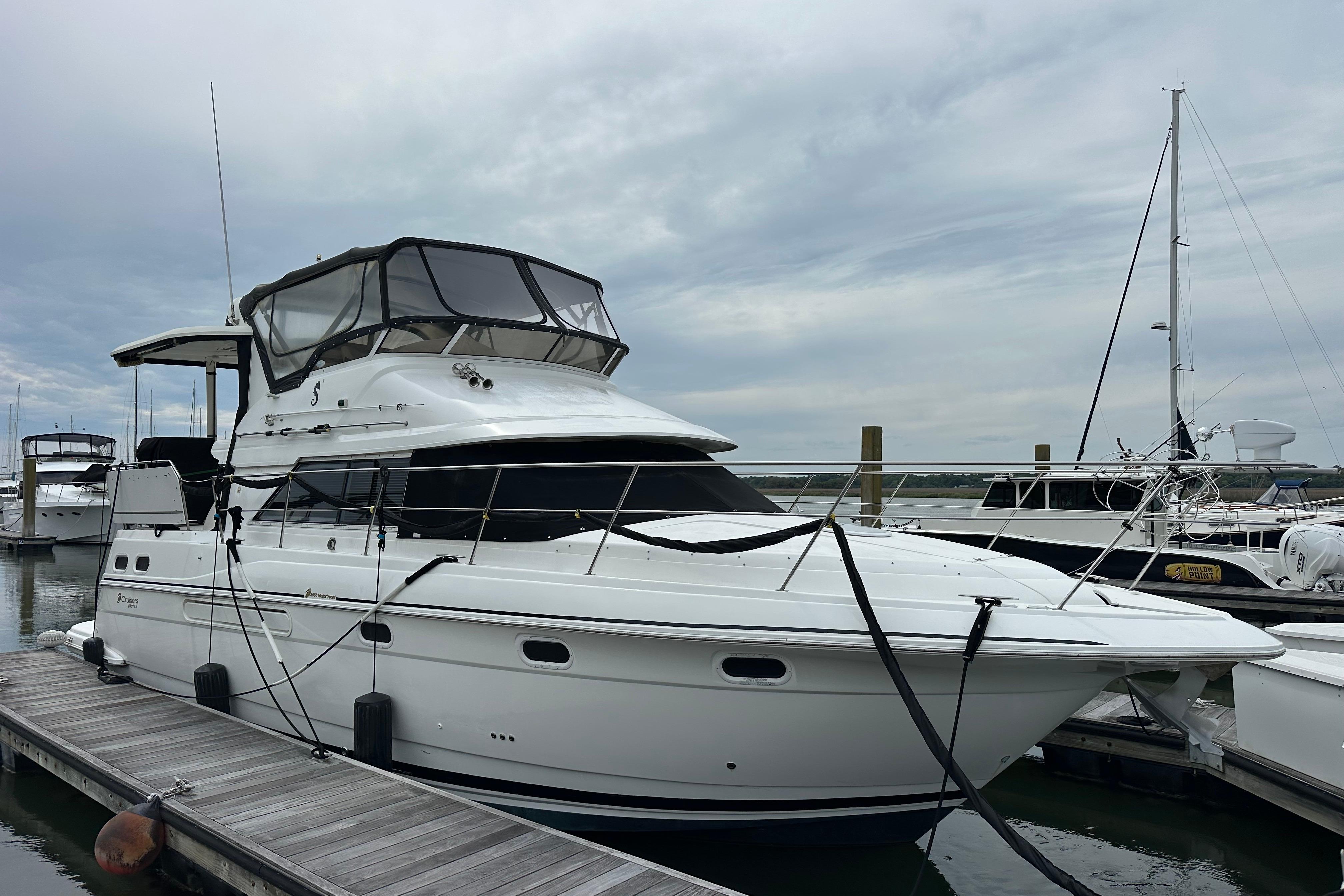 1998 Cruisers Yachts 3650 Aft Cabin